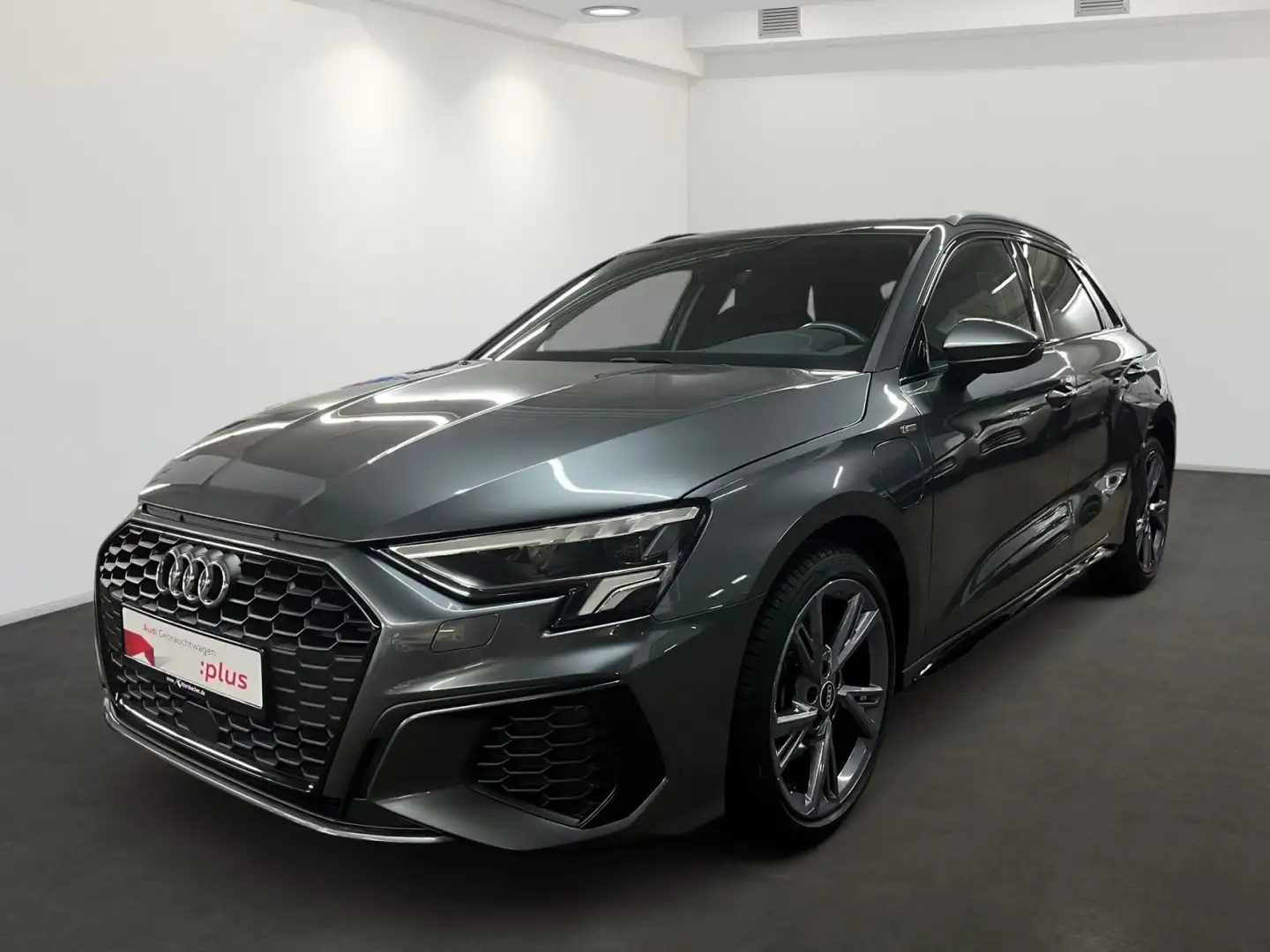 Audi A3 40 TFSI e s-line BusiPaket AHK RFK Grijs - 2