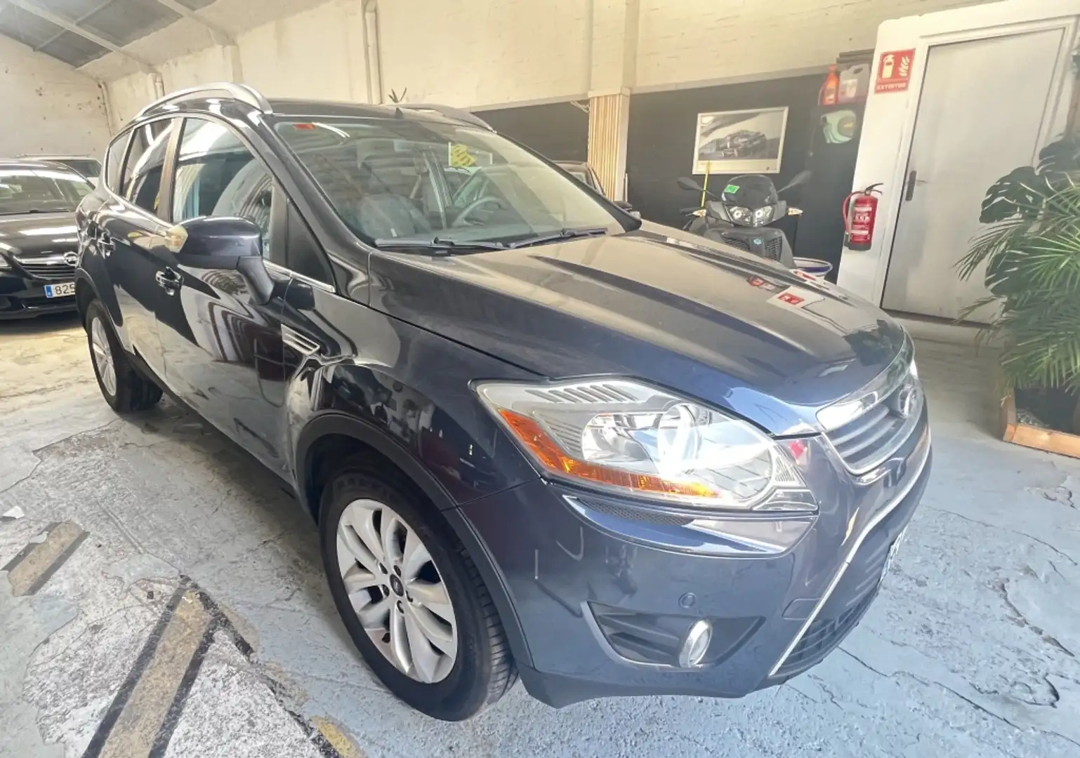 Ford Kuga 2.0TDCI Titanium 2WD Gris - 2