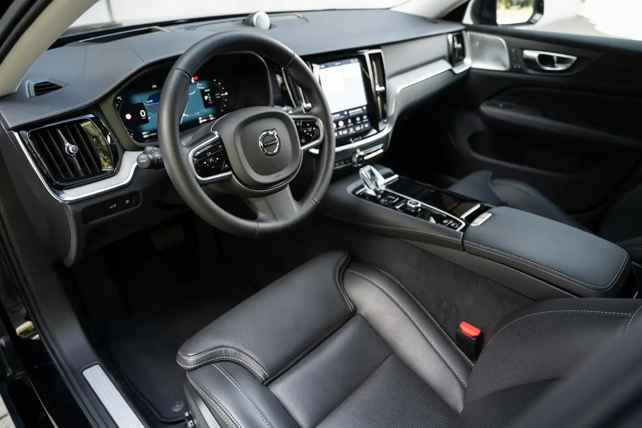 Volvo V60 T8 Ultra Dark B&W 360c Pano HUD Massage ACC 19'', миниатюра 3