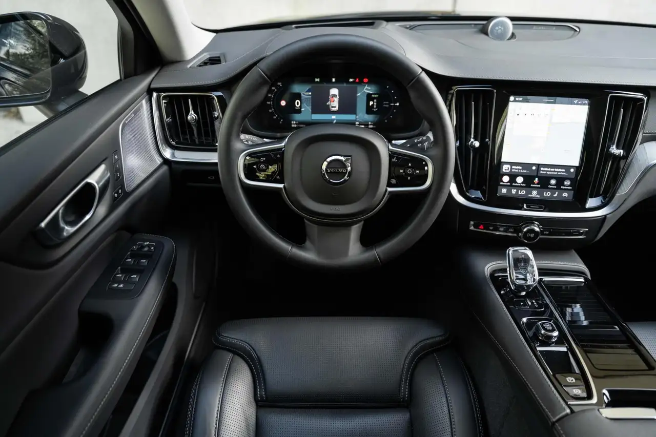 Volvo V60 T8 Ultra Dark B&W 360c Pano HUD Massage ACC 19'', миниатюра 30