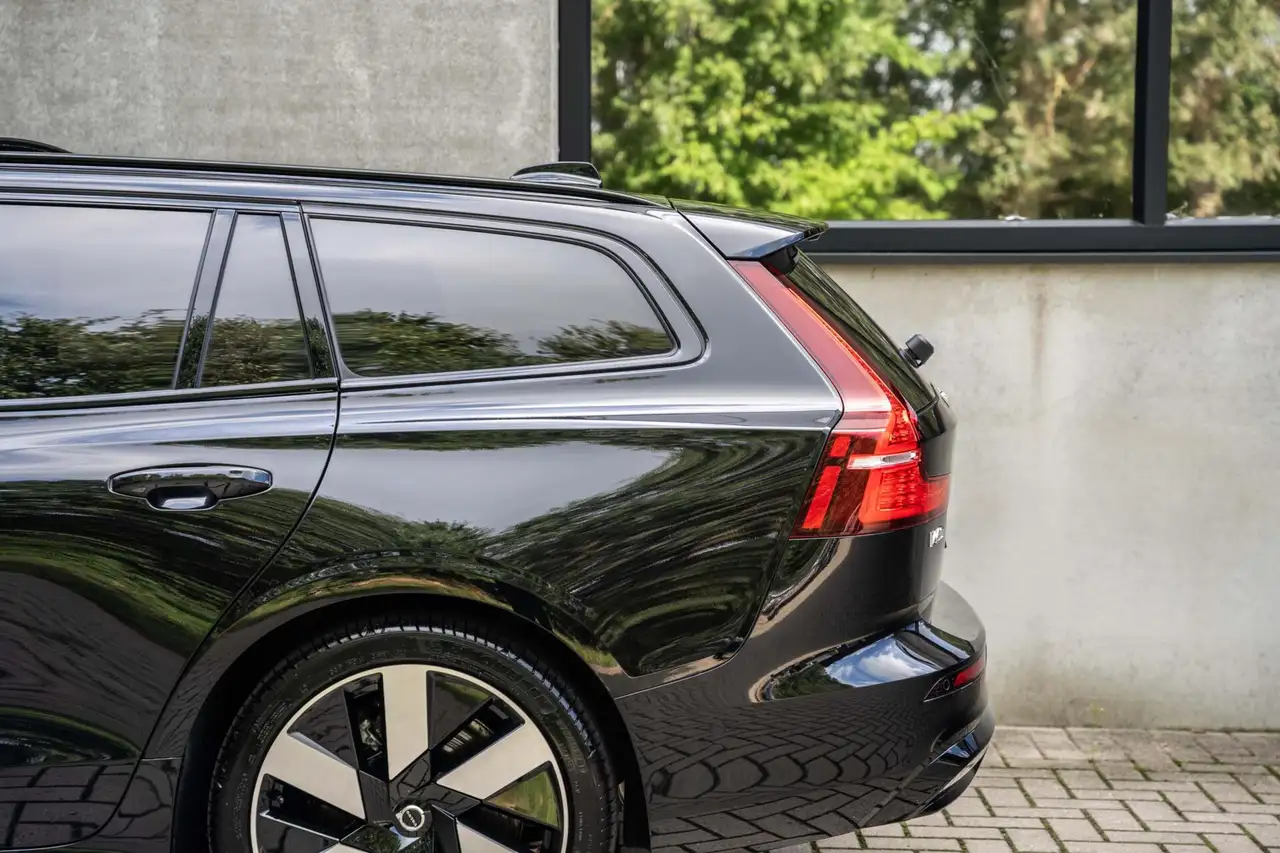 Volvo V60 T8 Ultra Dark B&W 360c Pano HUD Massage ACC 19'', миниатюра 10