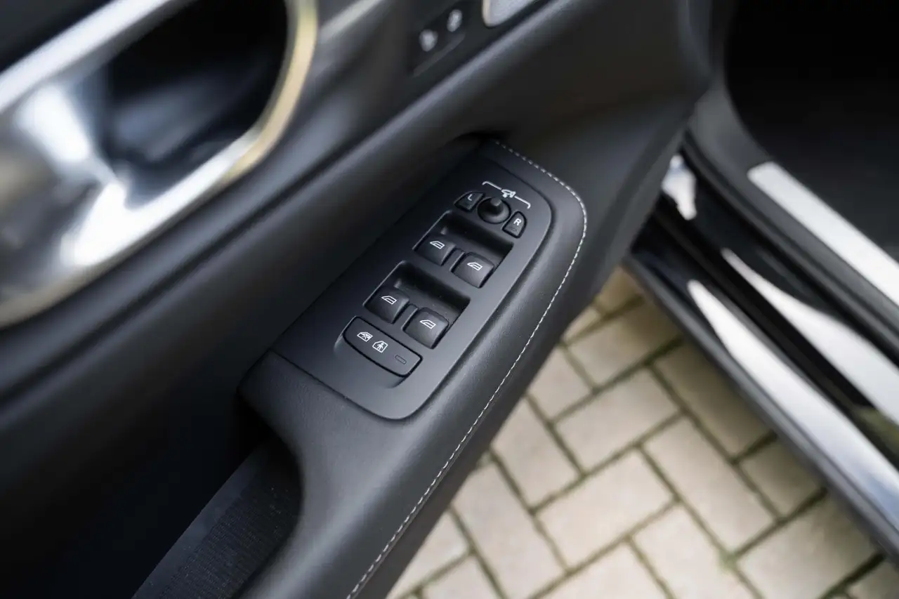 Volvo V60 T8 Ultra Dark B&W 360c Pano HUD Massage ACC 19'', миниатюра 20