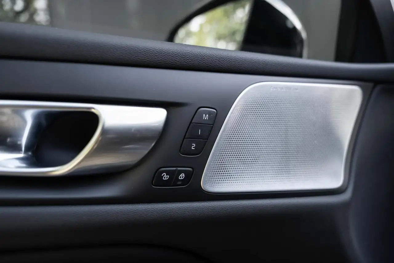 Volvo V60 T8 Ultra Dark B&W 360c Pano HUD Massage ACC 19'', миниатюра 27