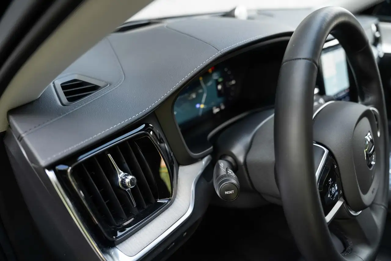 Volvo V60 T8 Ultra Dark B&W 360c Pano HUD Massage ACC 19'', миниатюра 22