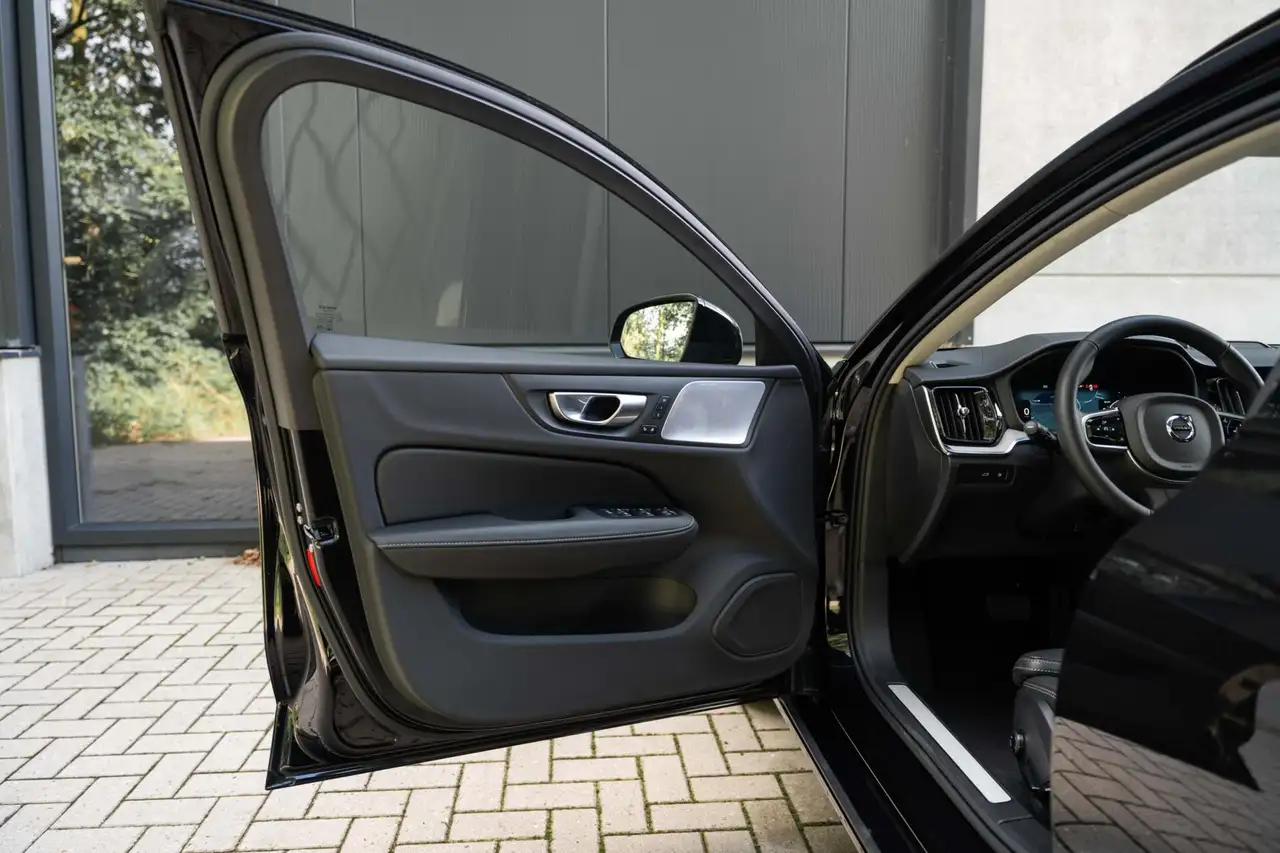 Volvo V60 T8 Ultra Dark B&W 360c Pano HUD Massage ACC 19'', миниатюра 19