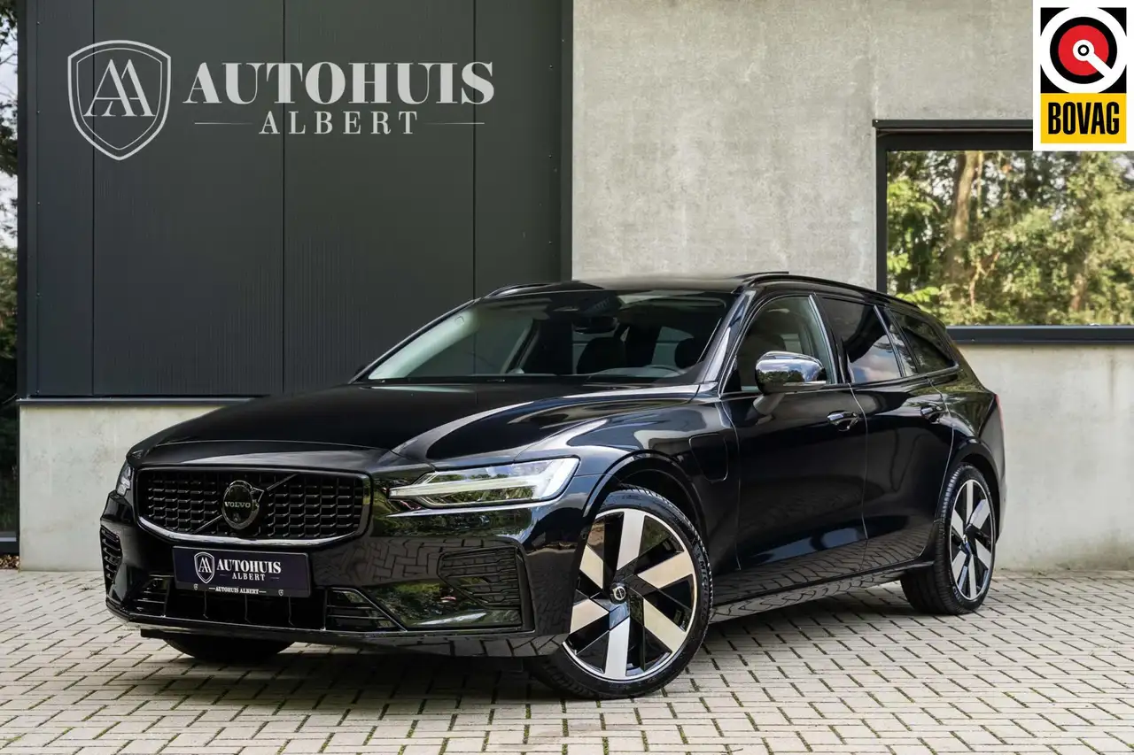 Volvo V60 T8 Ultra Dark B&W 360c Pano HUD Massage ACC 19''