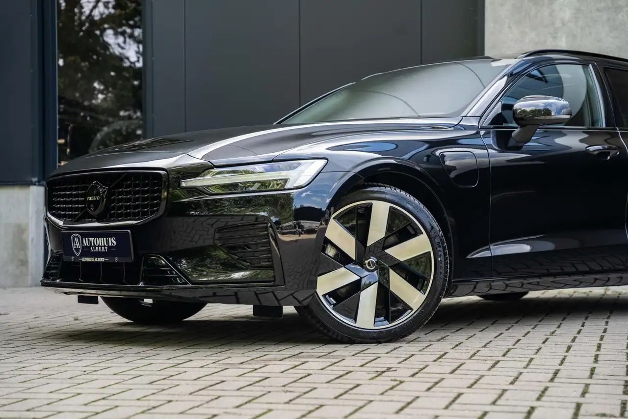 Volvo V60 T8 Ultra Dark B&W 360c Pano HUD Massage ACC 19'', миниатюра 4