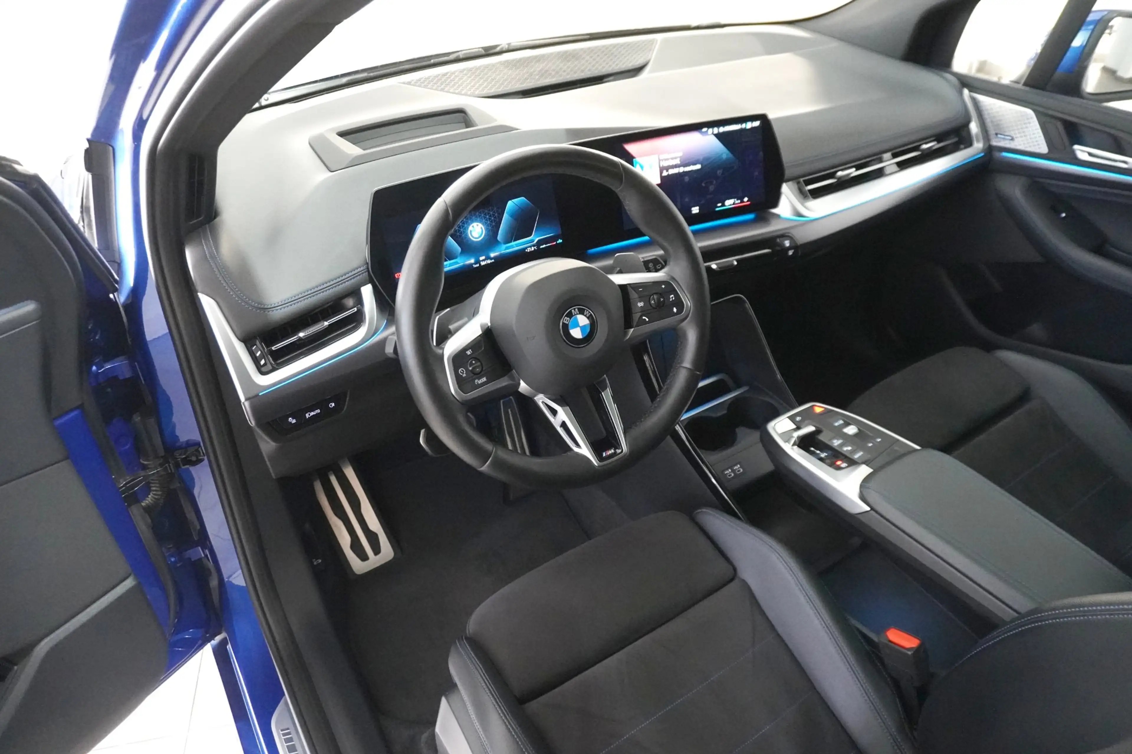 BMW 223 i — photo 7