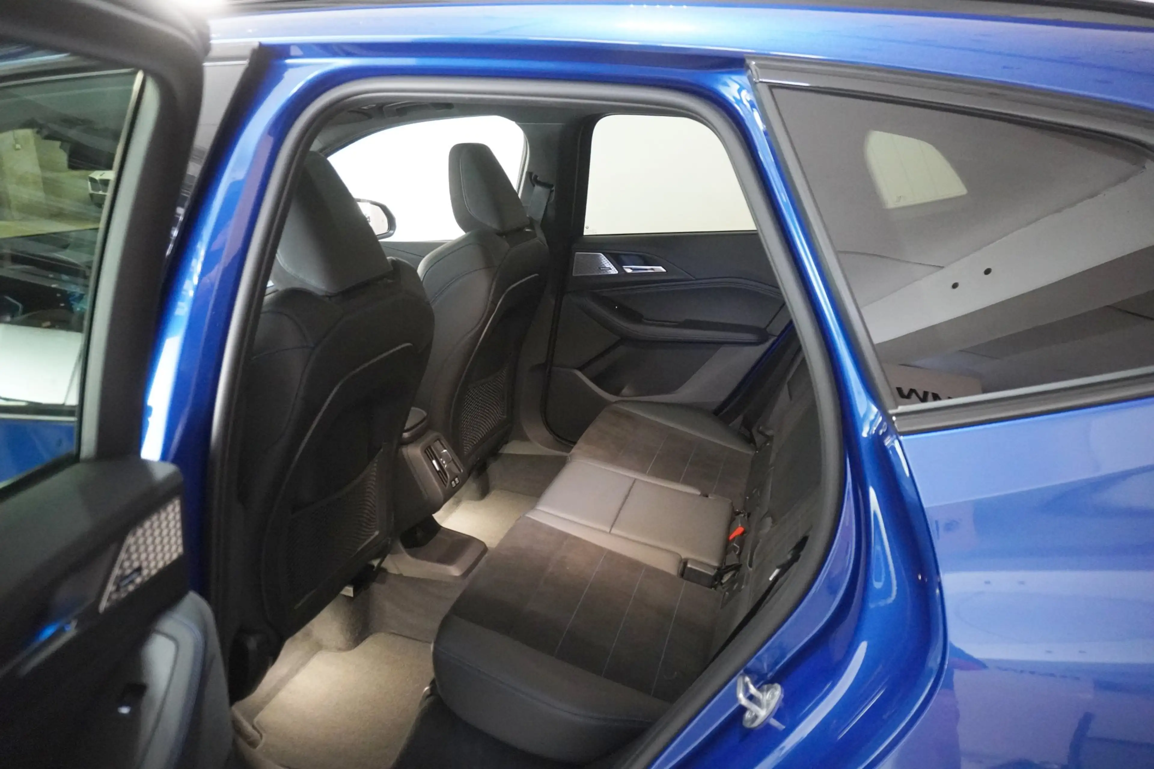 BMW 223 i — photo 9
