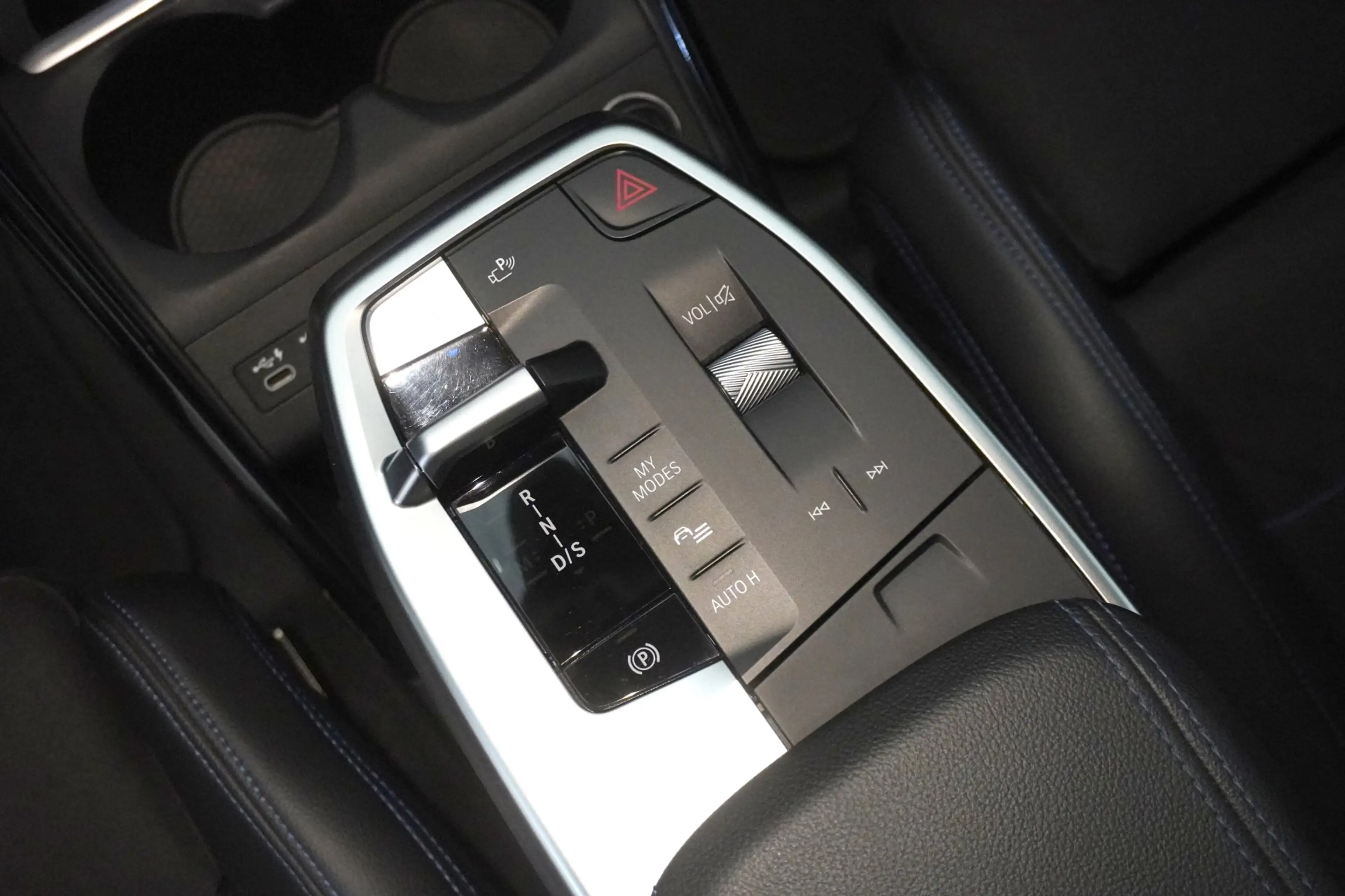 BMW 223 i — photo 13