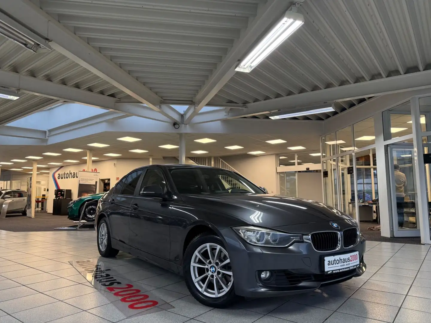 BMW 320 i Lim. AUT./XENON/PDC V-H/SHZ/BT Grau - 1