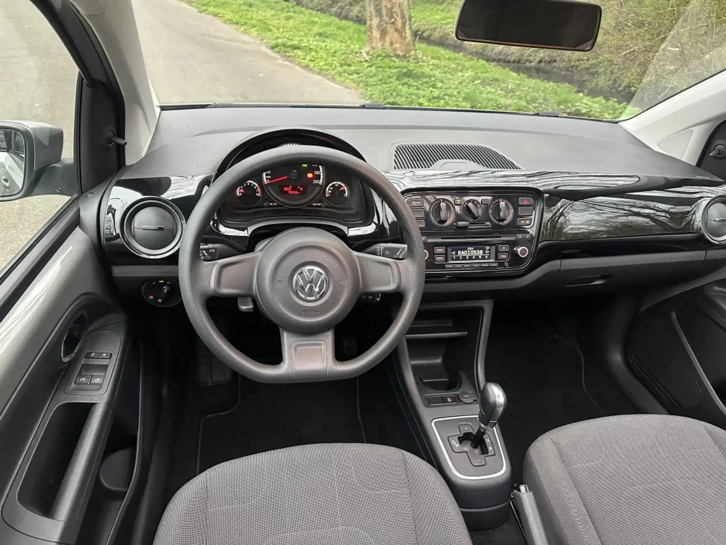 Volkswagen up! 1.0 high up! BlueM. |AIRCO|PANO|AUTOMAAT| Gris - 2