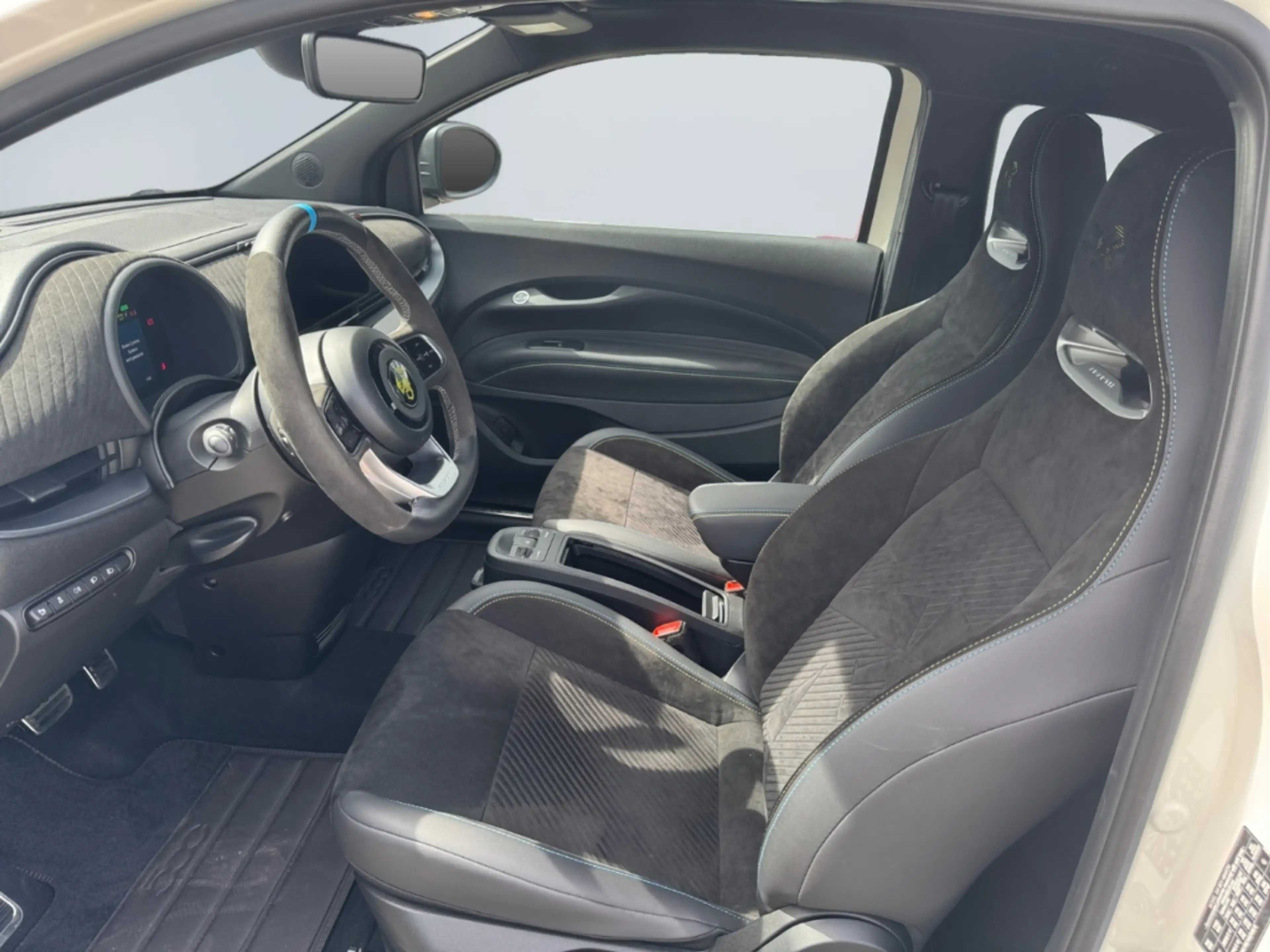 Abarth 500e Cabrio Basis El. Verdeck Navi Digitales Cockpit LE — photo 9