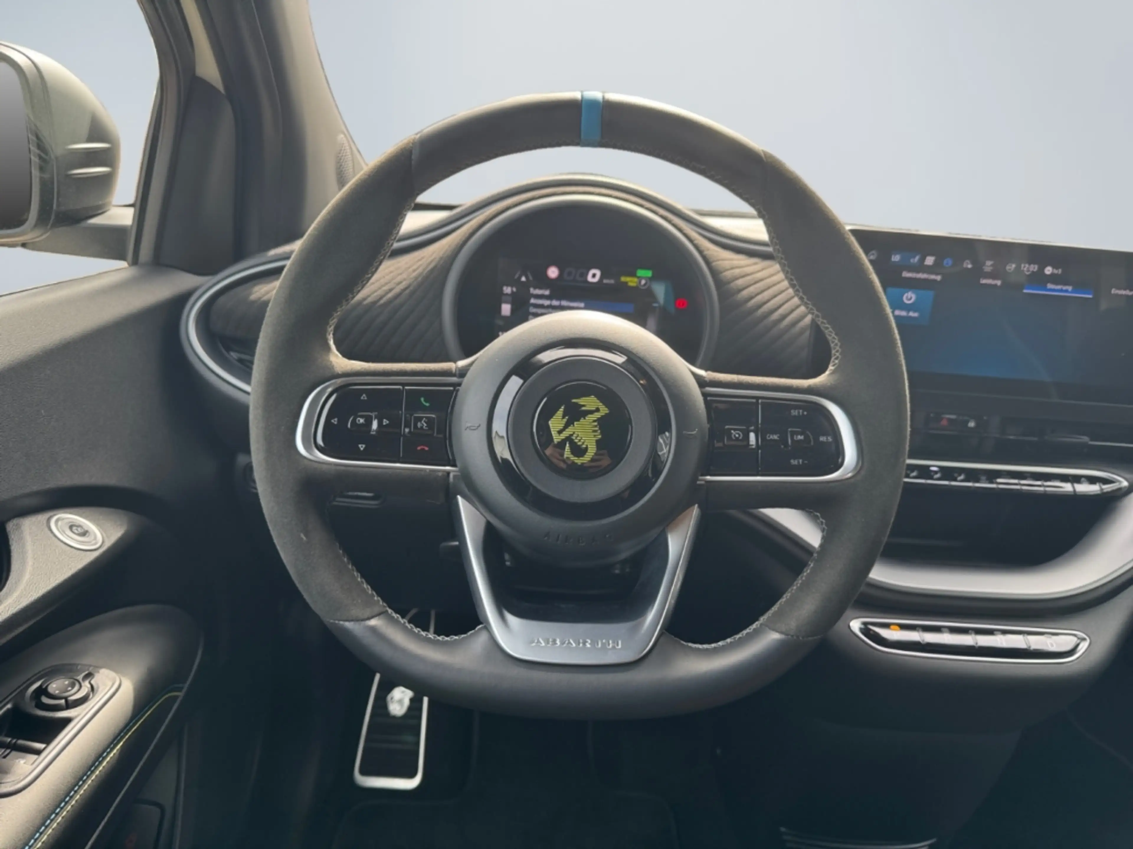 Abarth 500e Cabrio Basis El. Verdeck Navi Digitales Cockpit LE — photo 12