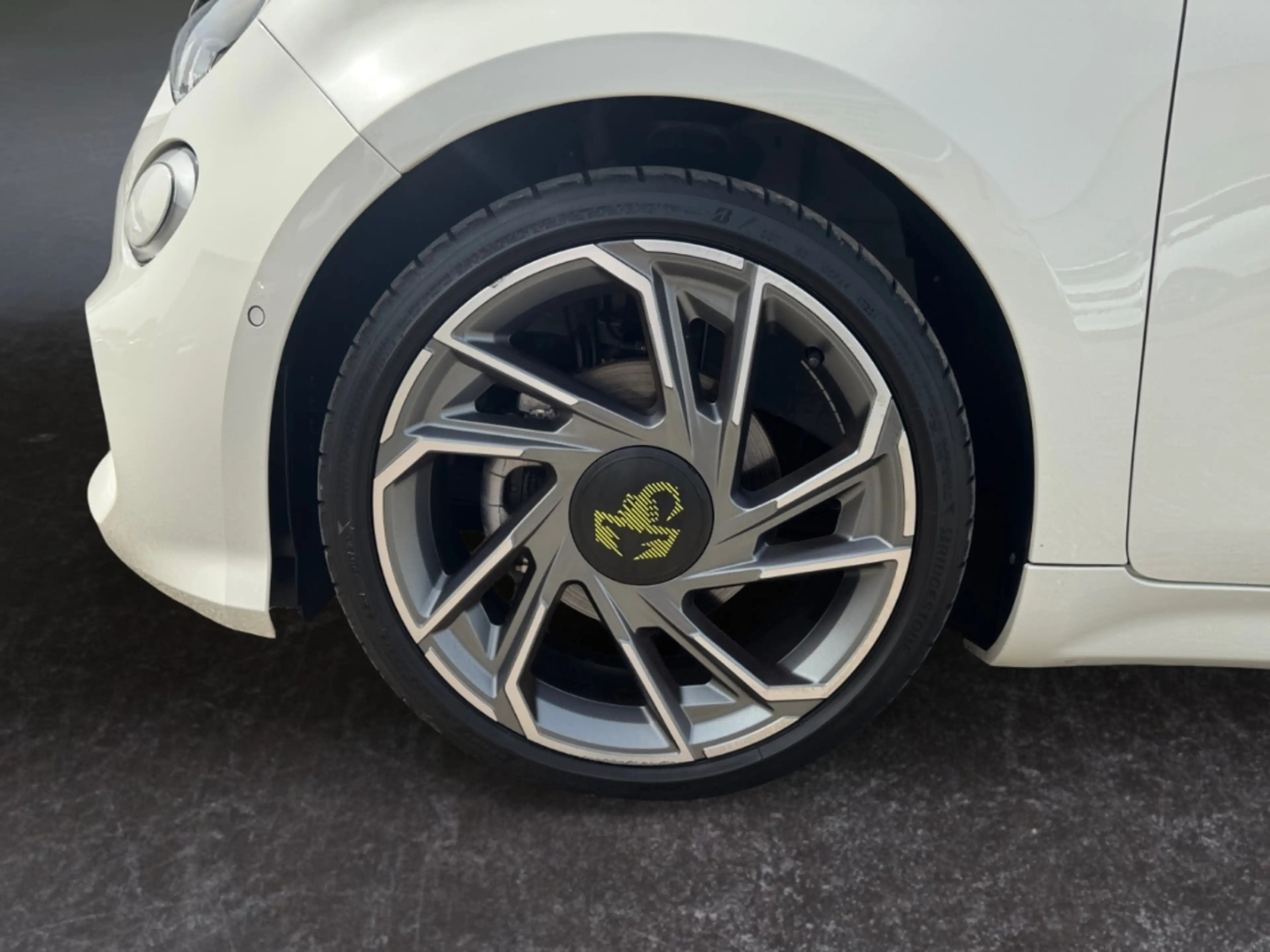 Abarth 500e Cabrio Basis El. Verdeck Navi Digitales Cockpit LE — photo 14