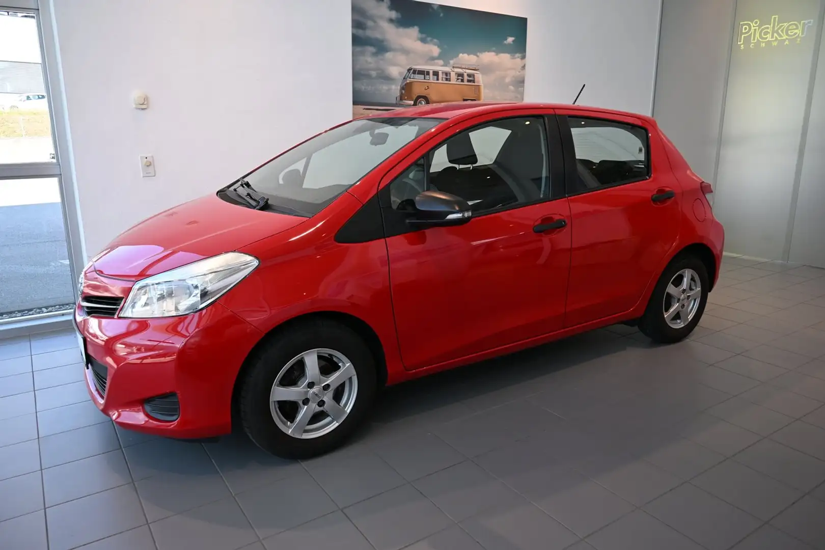 Toyota Yaris 1,0 VVT-i Young Rot - 2