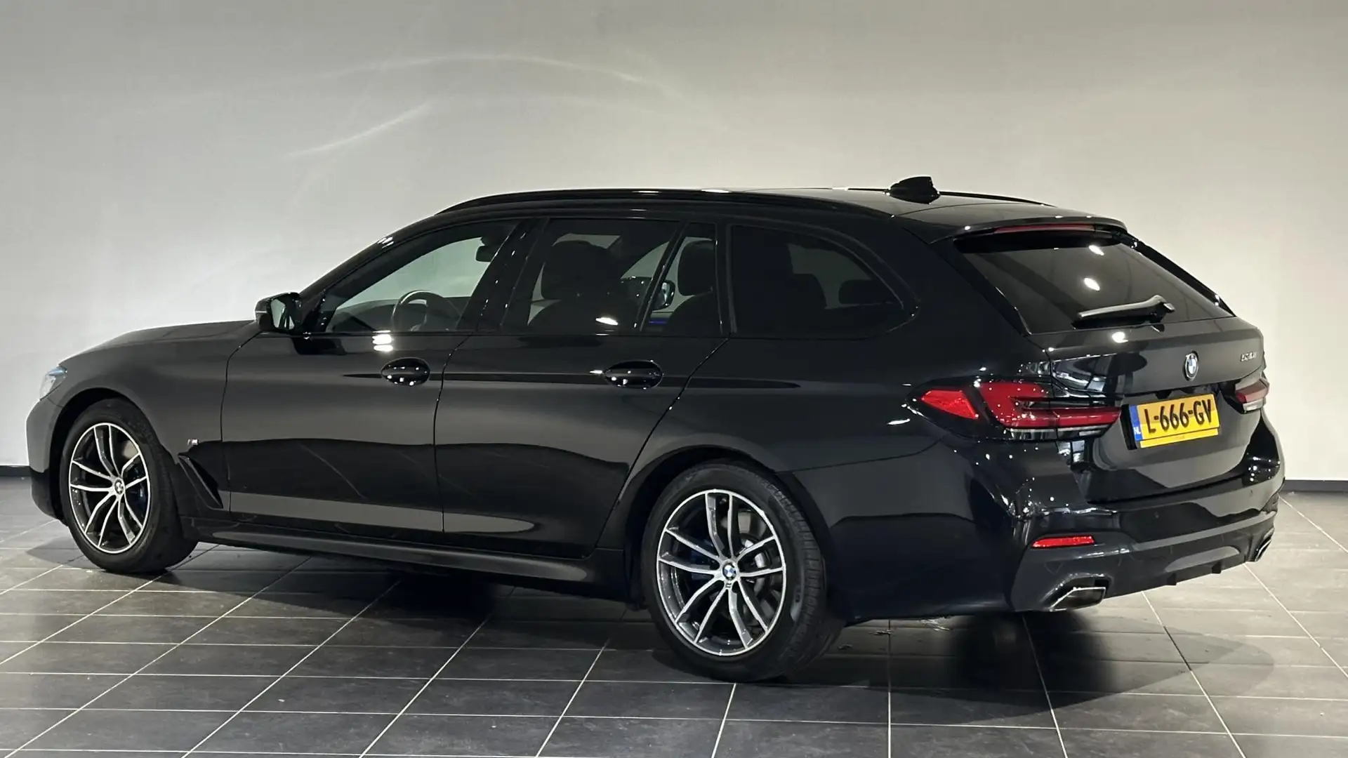 BMW 530 5-serie Touring 530i High Executive Edition | M Sp Zwart - 2
