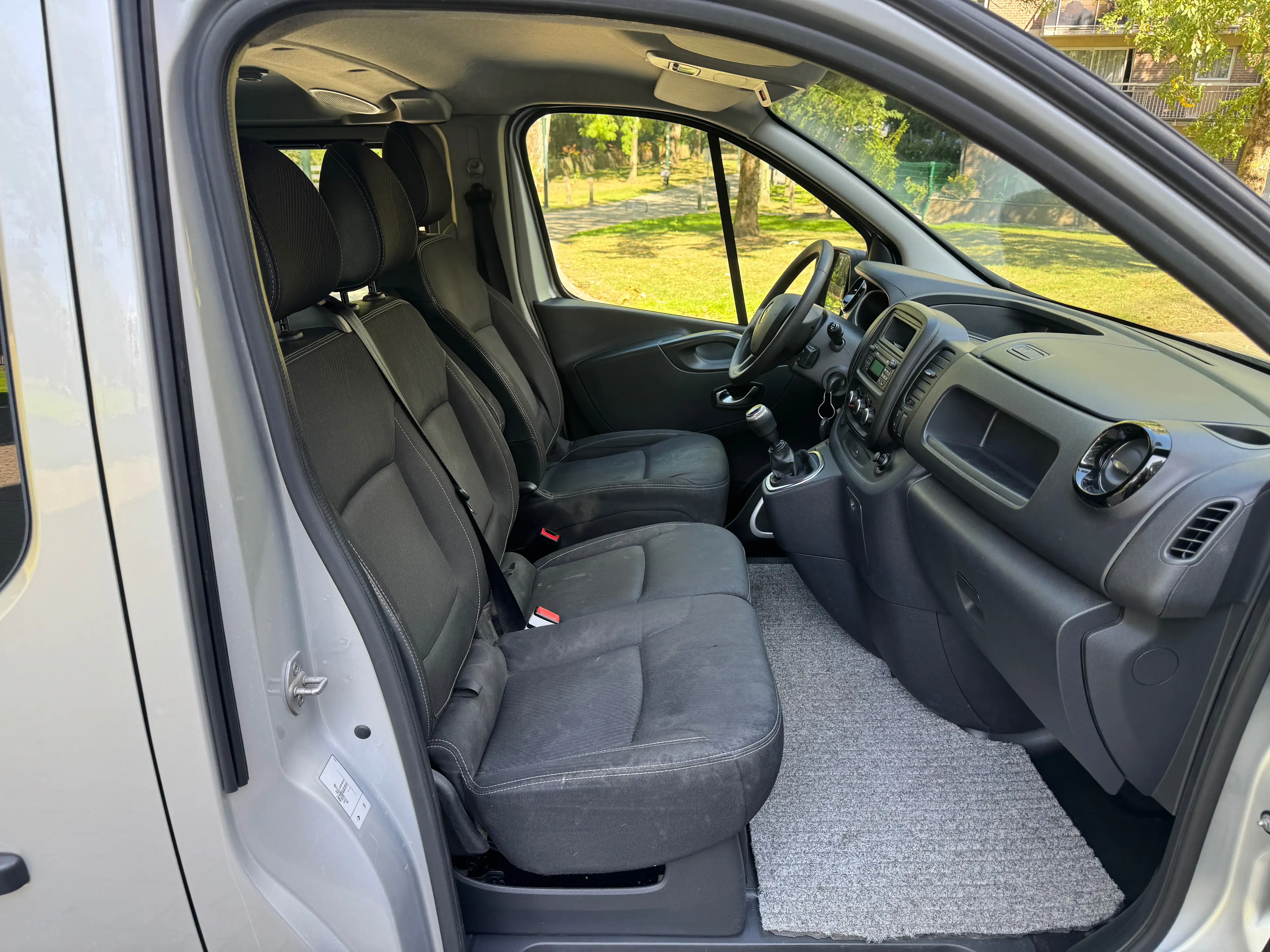 Renault Trafic 2.0 dCi ** Double Cabine ** — photo 14