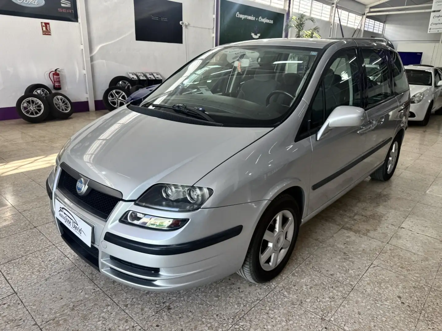 Fiat Ulysse 2.2JTD 16v Emotion Plus Grijs - 1
