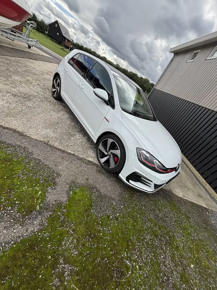 Volkswagen Golf 2.0 TSI GTI Perf. — photo 1 of 20