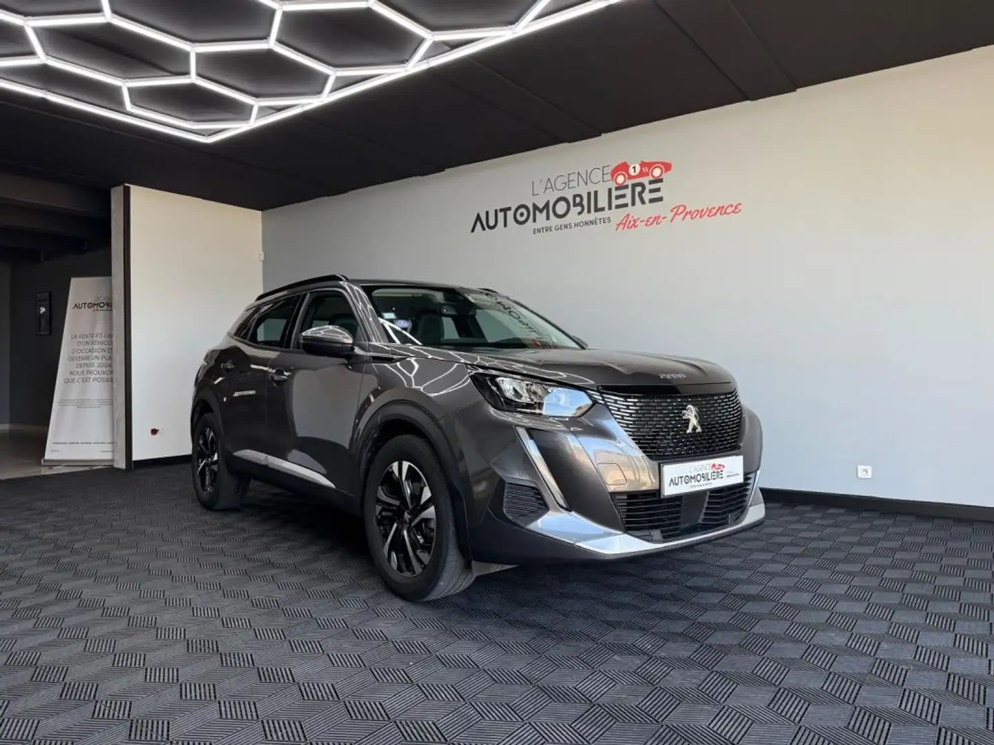 Peugeot 2008 1.2 S&S Allure EAT8 Grau - 1