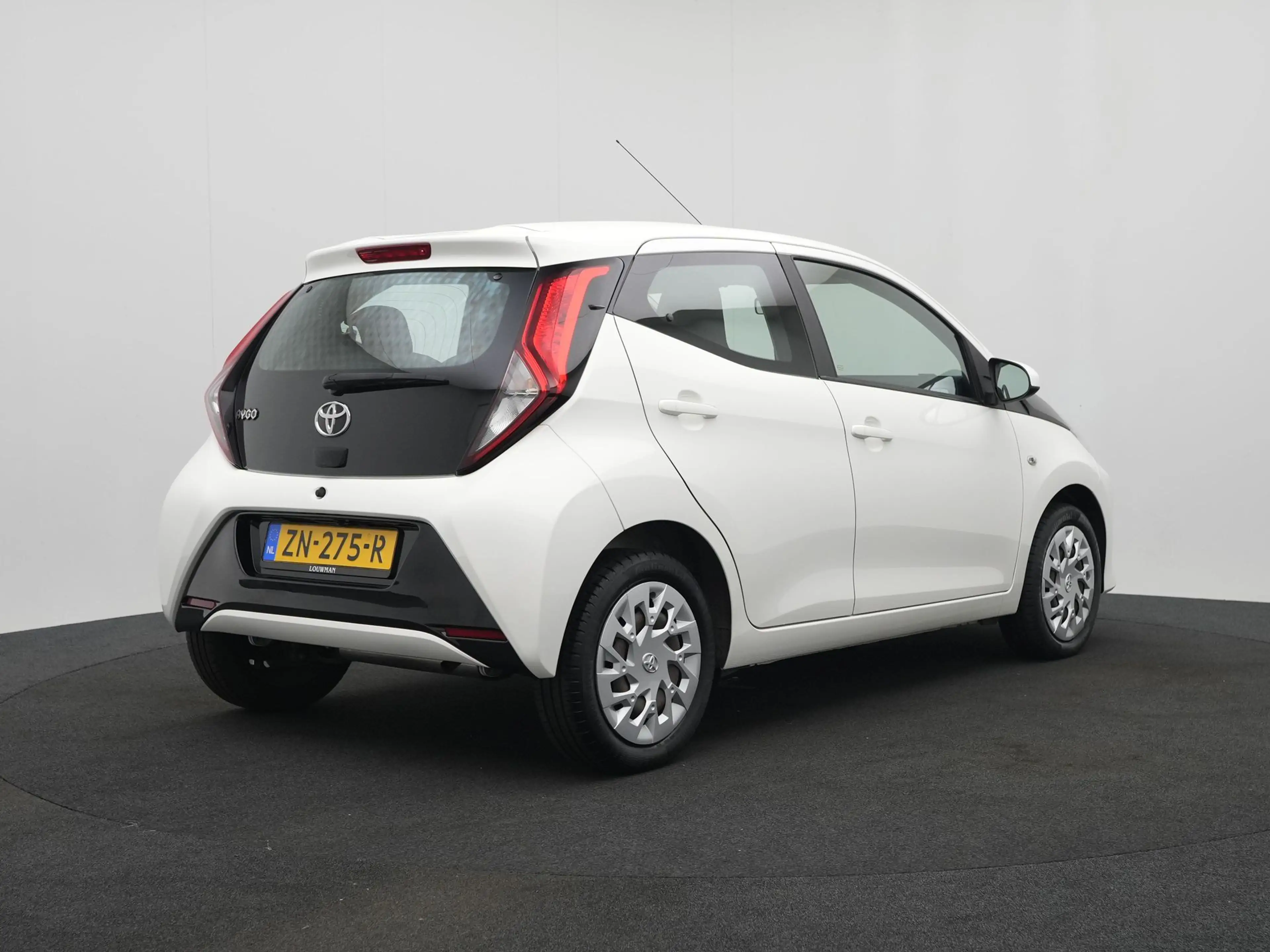 Toyota Aygo 1.0 VVT-i x-play — photo 2