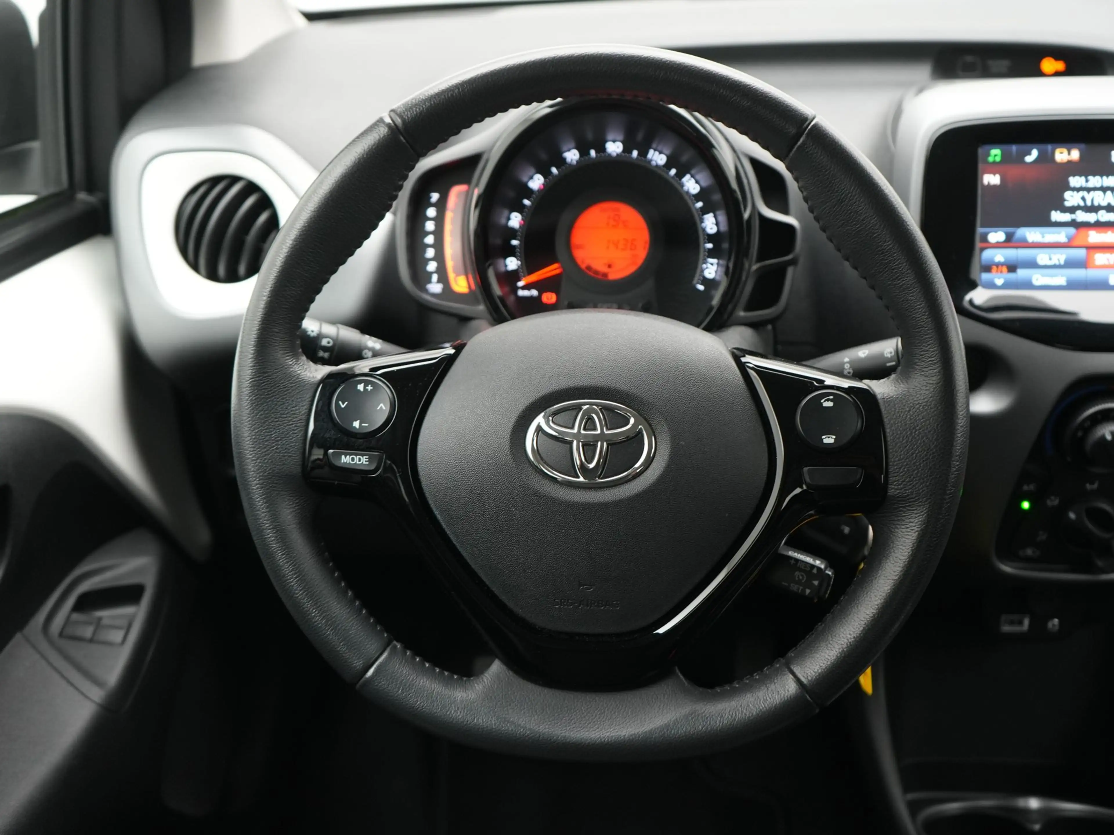 Toyota Aygo 1.0 VVT-i x-play — photo 5