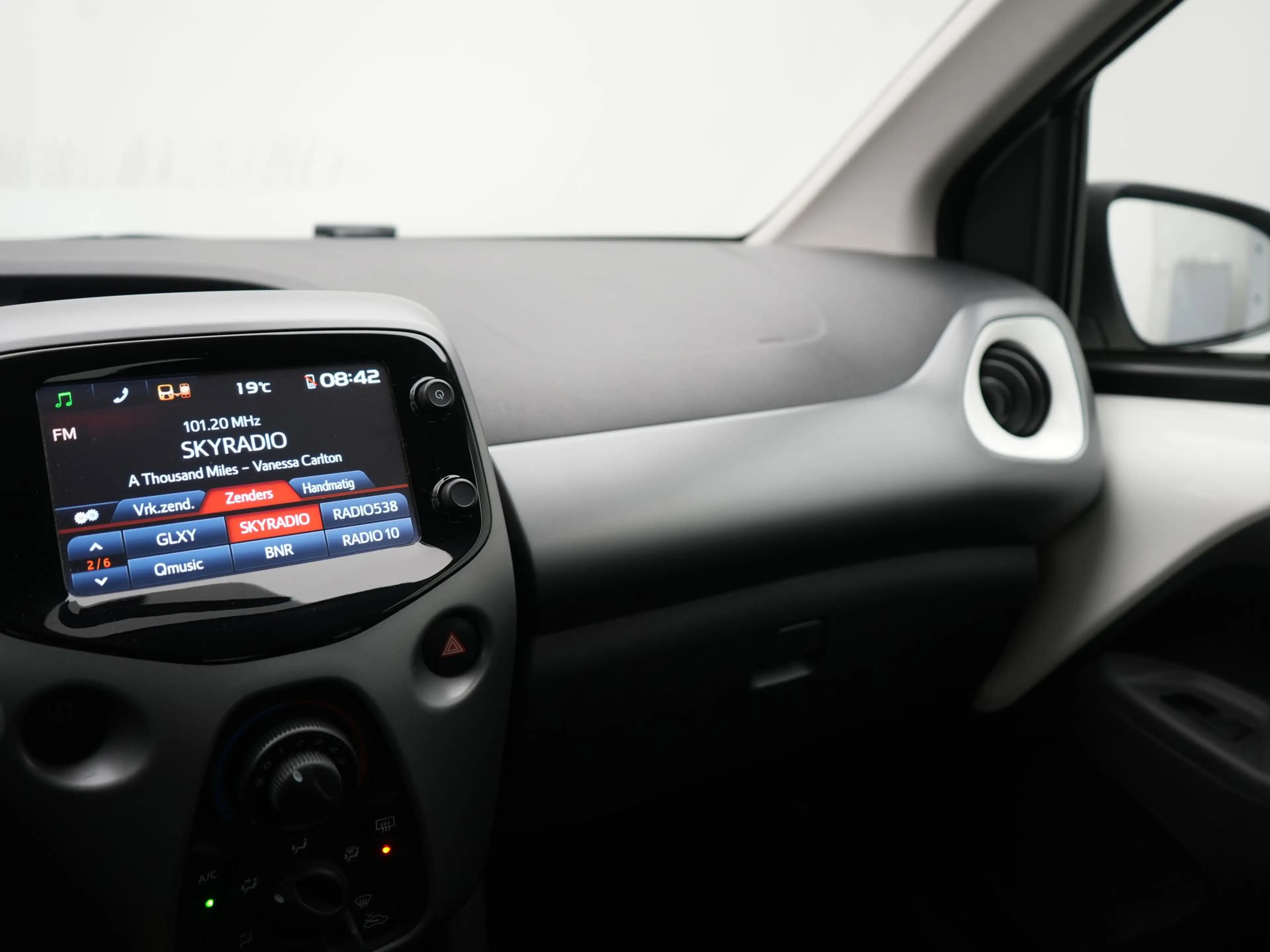 Toyota Aygo 1.0 VVT-i x-play — photo 31