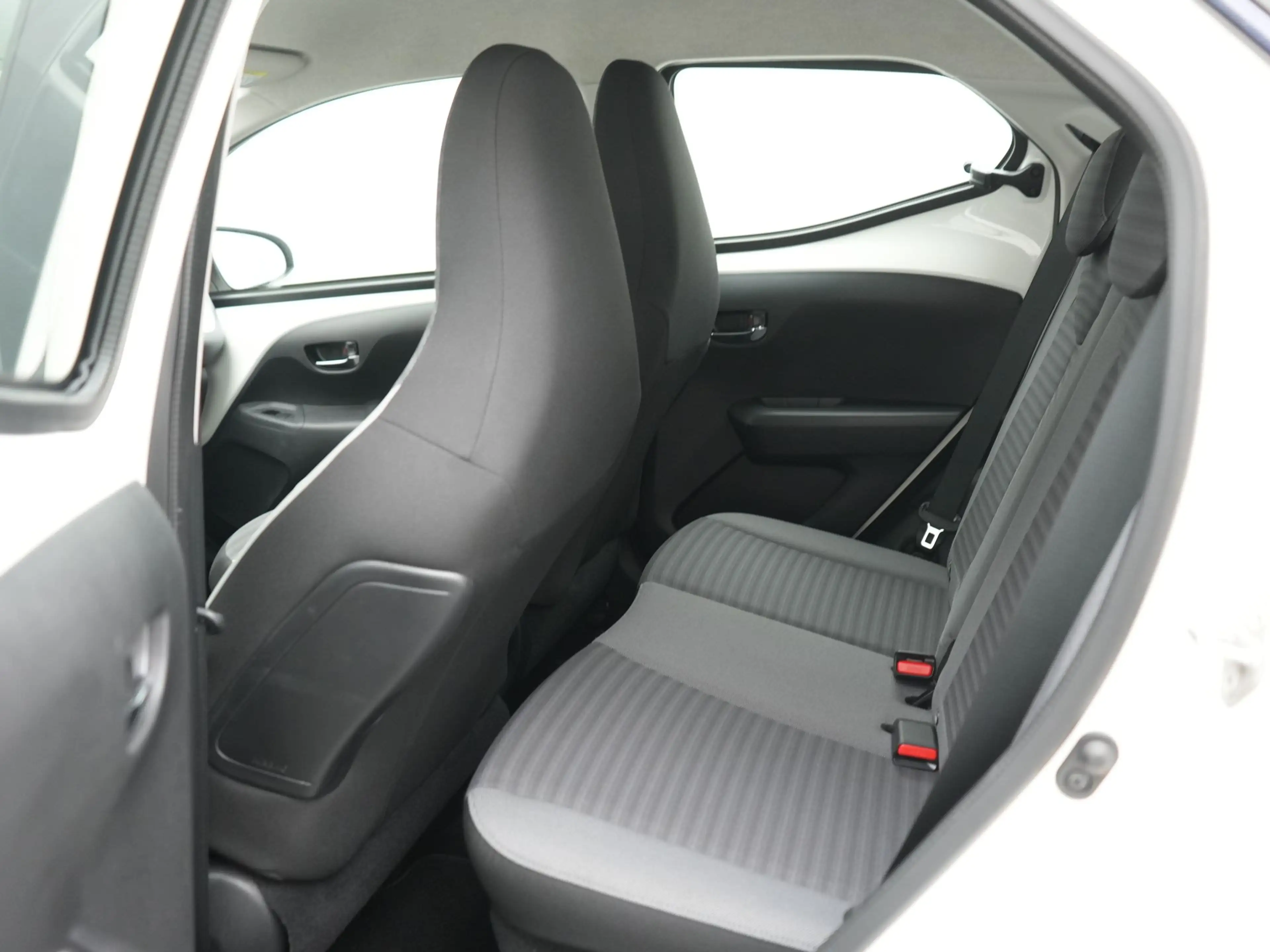 Toyota Aygo 1.0 VVT-i x-play — photo 18