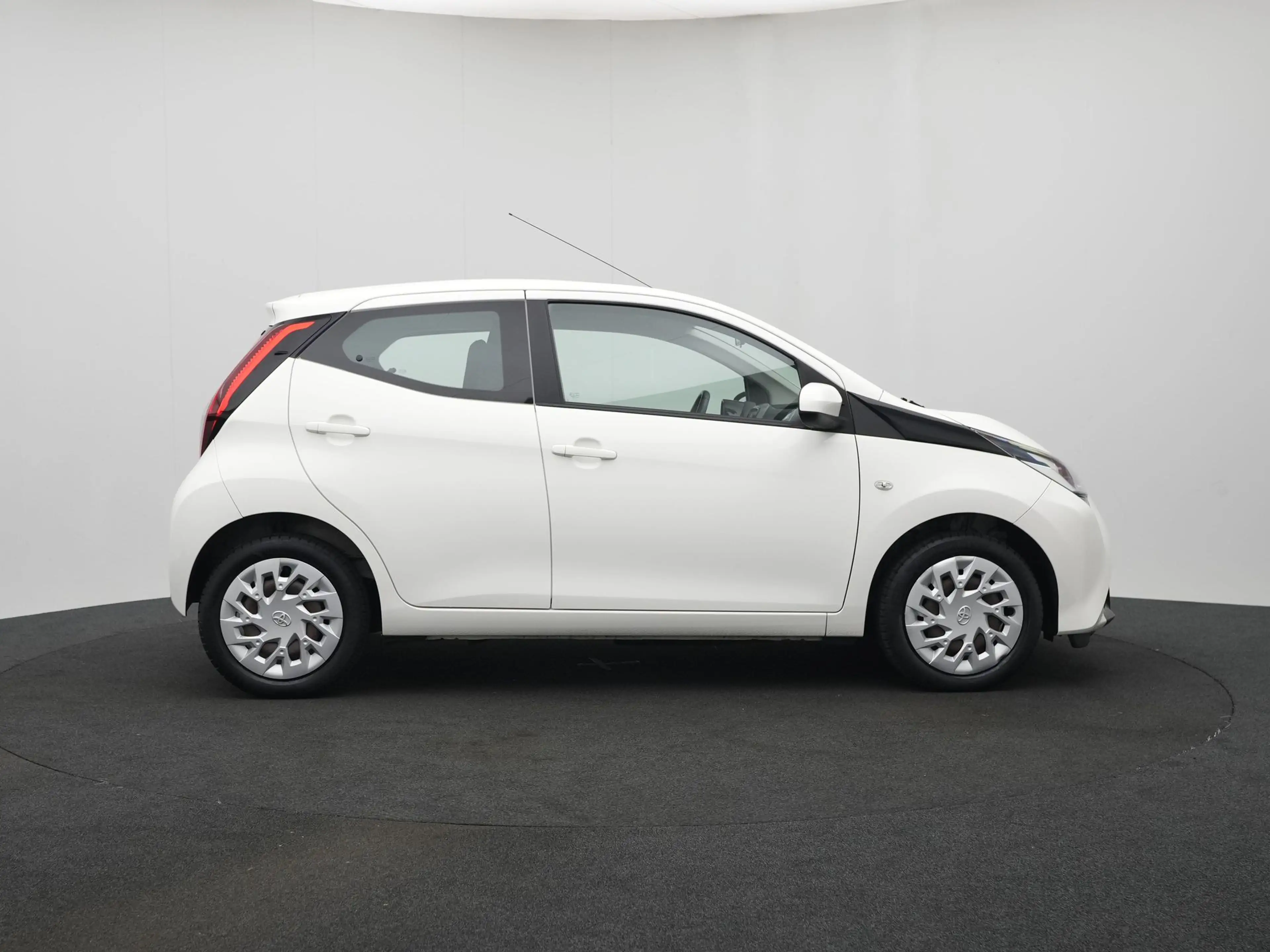 Toyota Aygo 1.0 VVT-i x-play — photo 11
