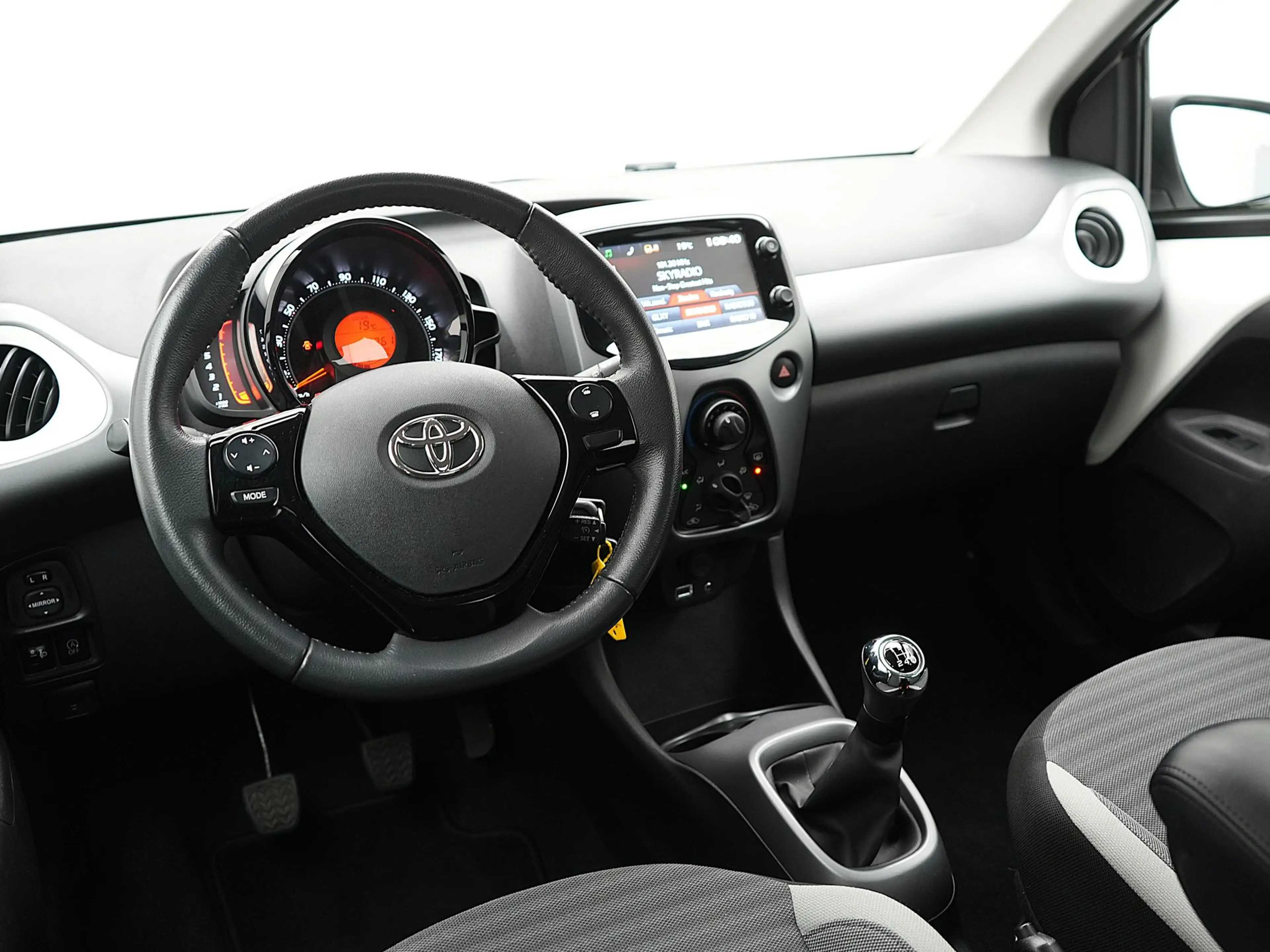 Toyota Aygo 1.0 VVT-i x-play — photo 16