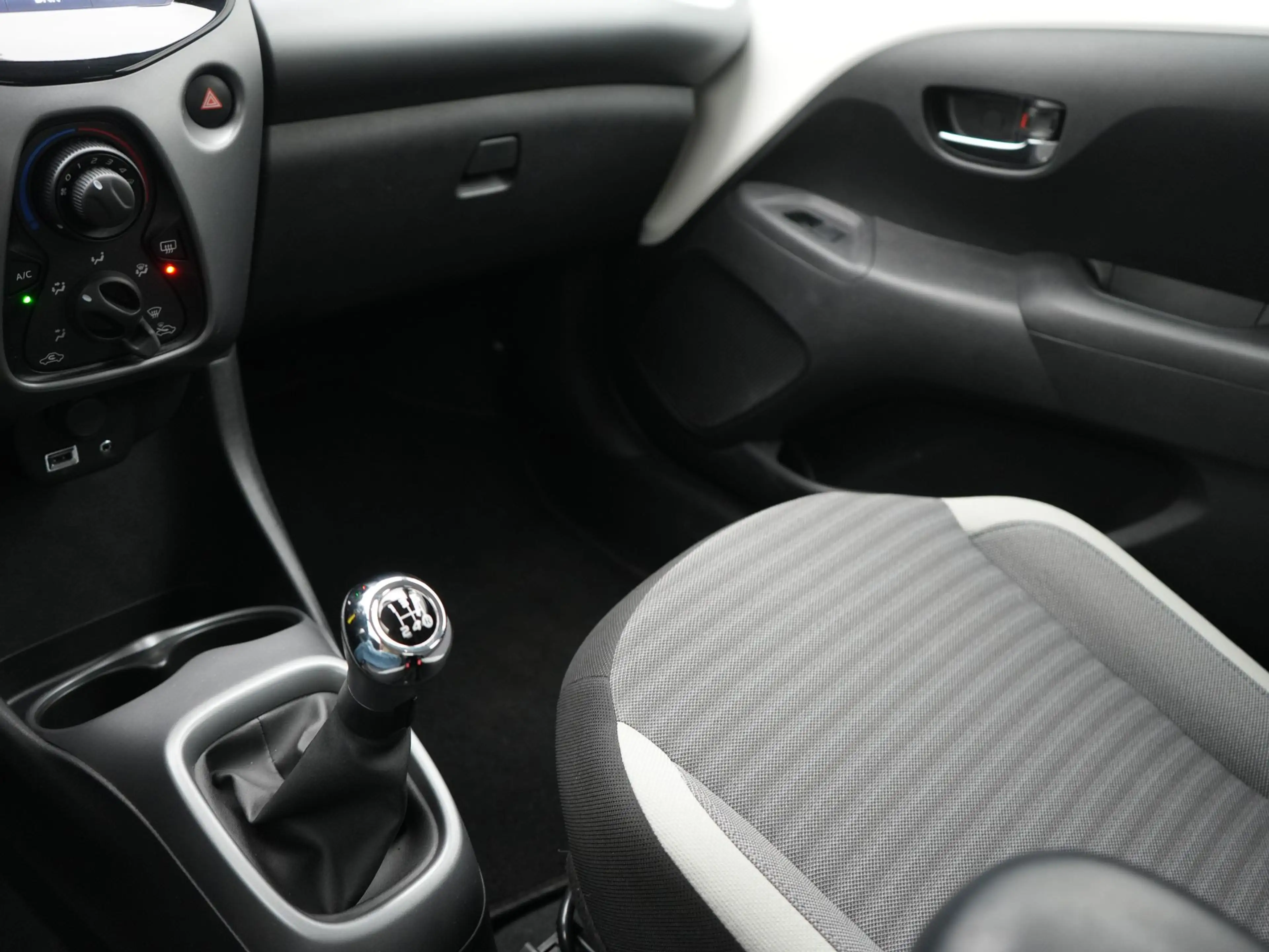Toyota Aygo 1.0 VVT-i x-play — photo 32