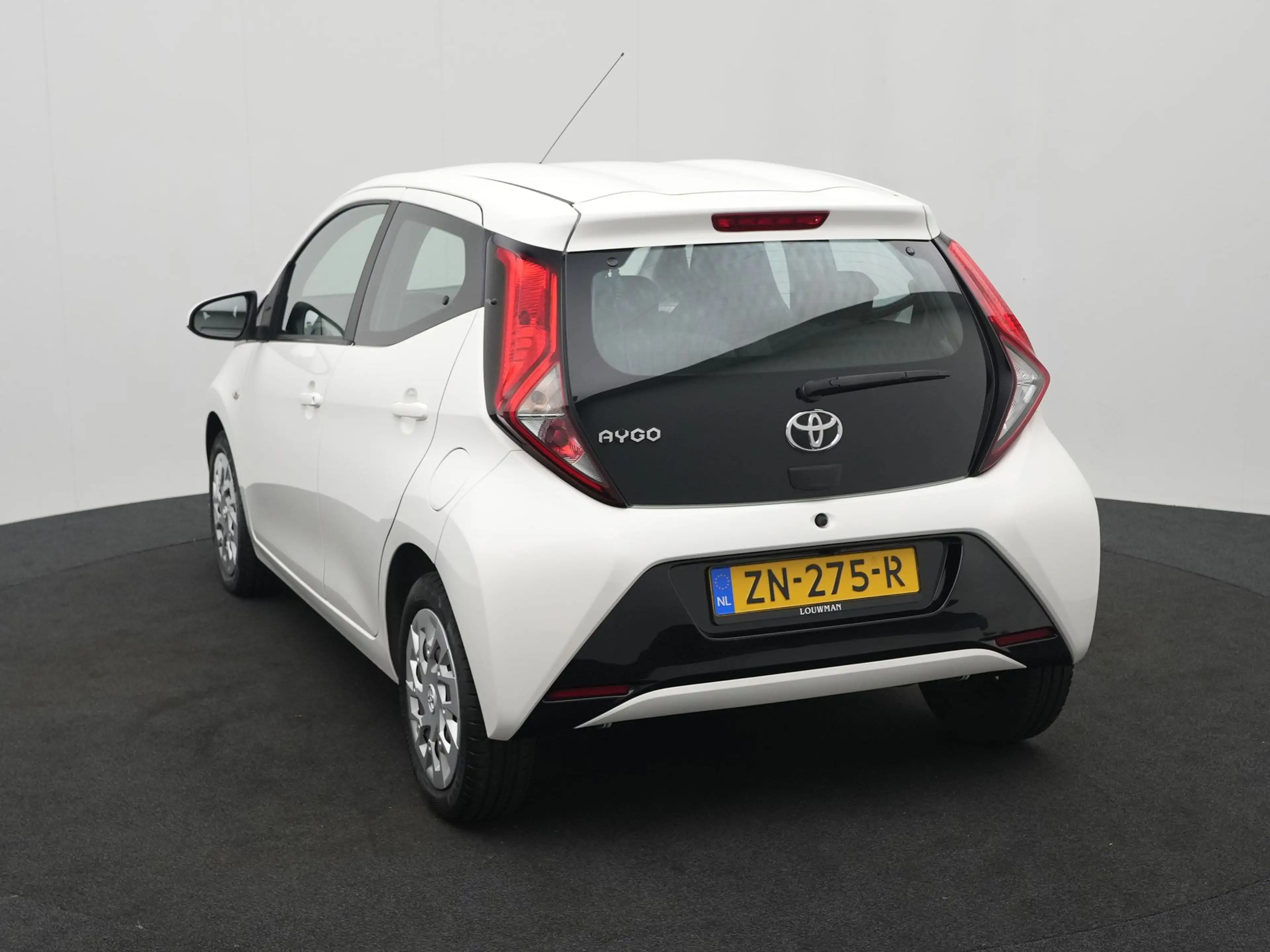 Toyota Aygo 1.0 VVT-i x-play — photo 12