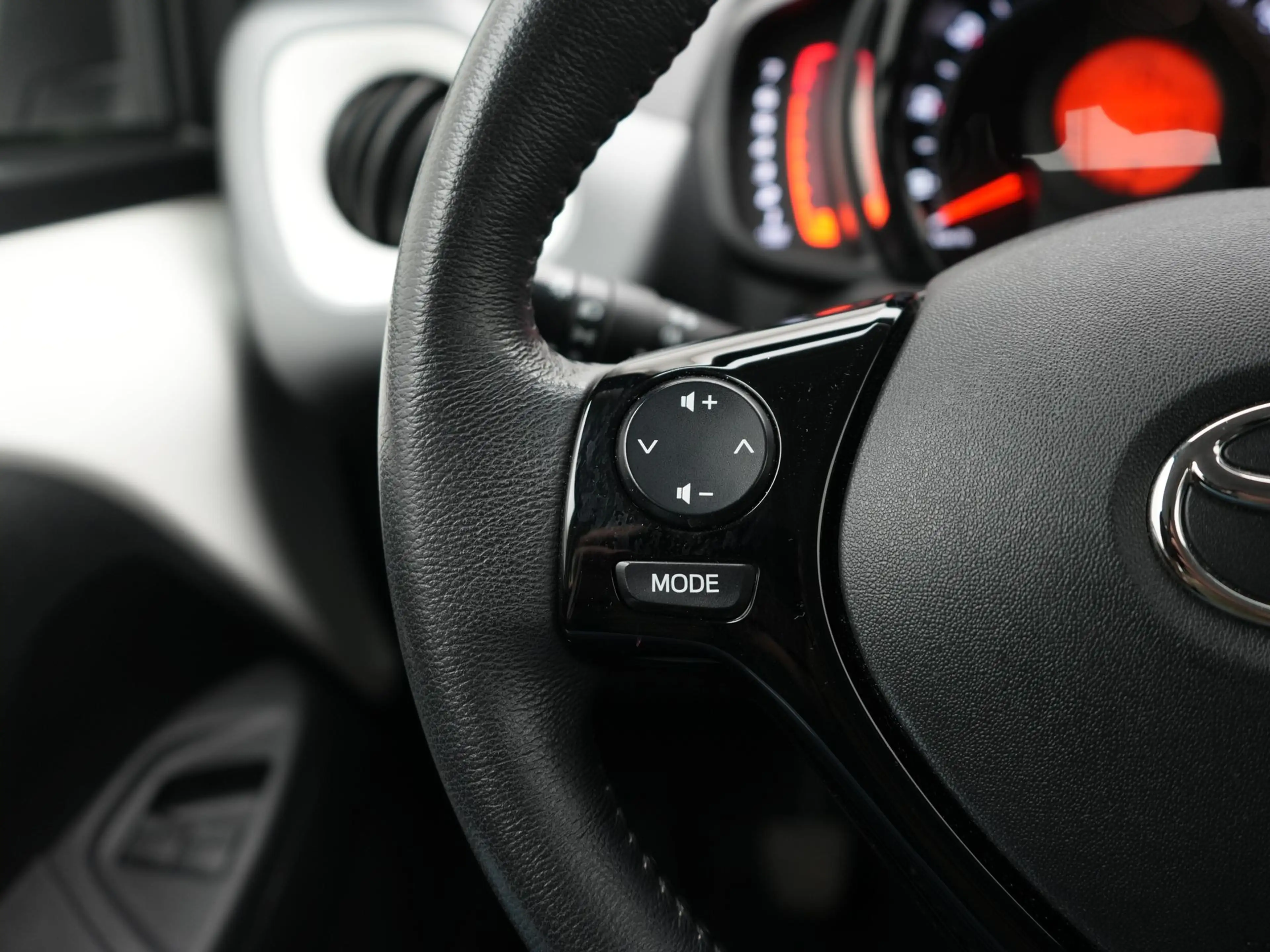 Toyota Aygo 1.0 VVT-i x-play — photo 4