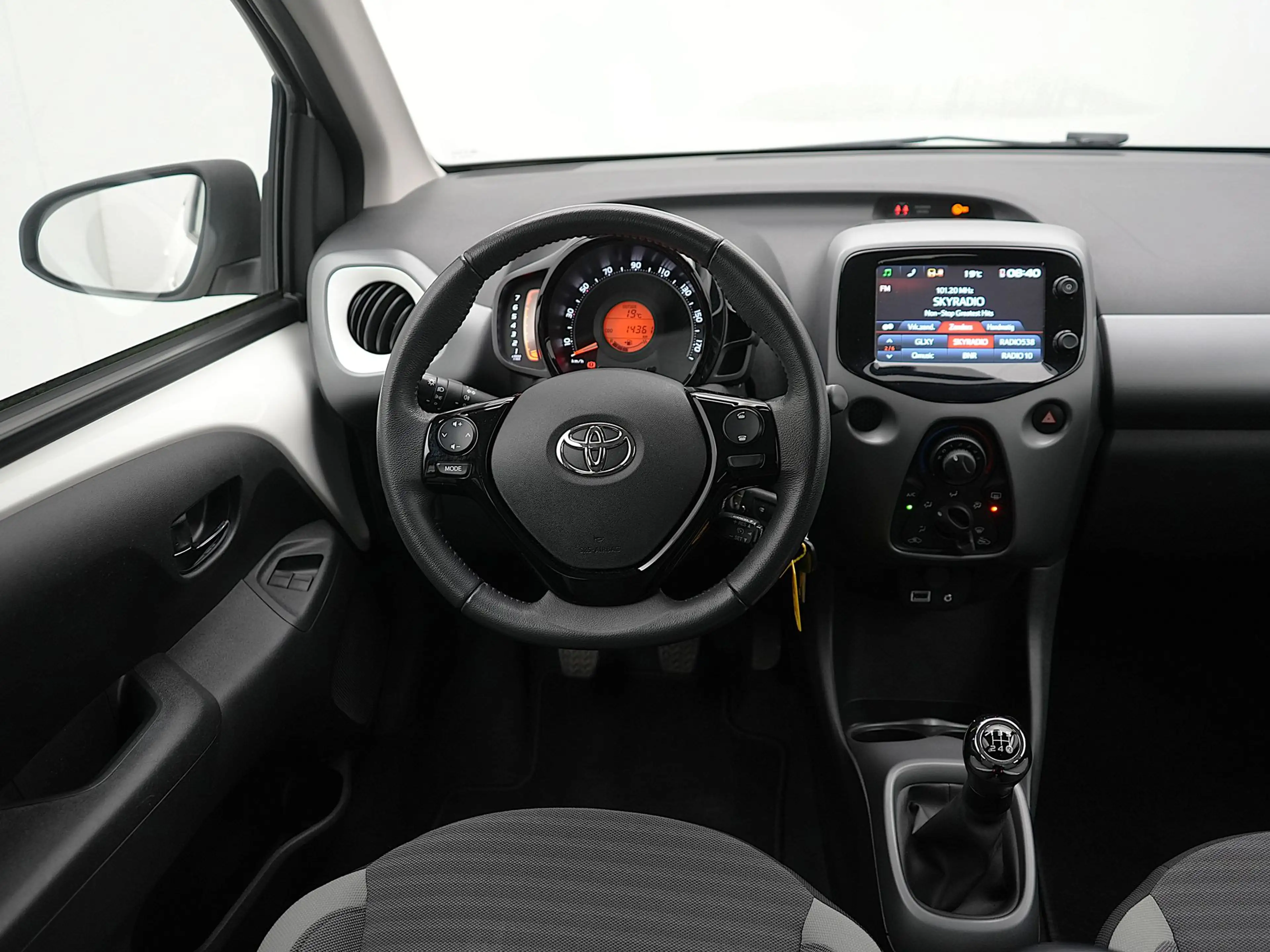 Toyota Aygo 1.0 VVT-i x-play — photo 27