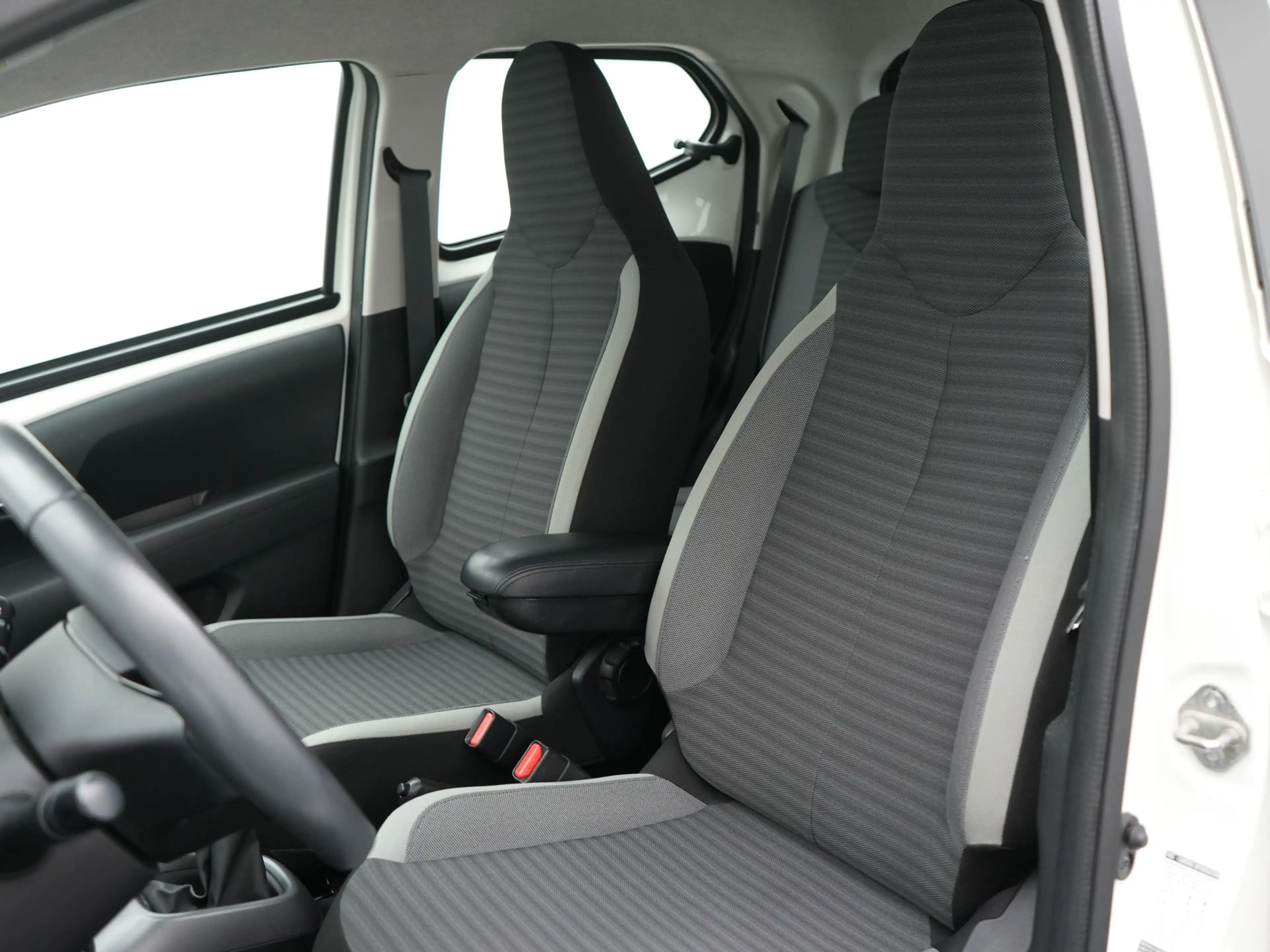 Toyota Aygo 1.0 VVT-i x-play — photo 8