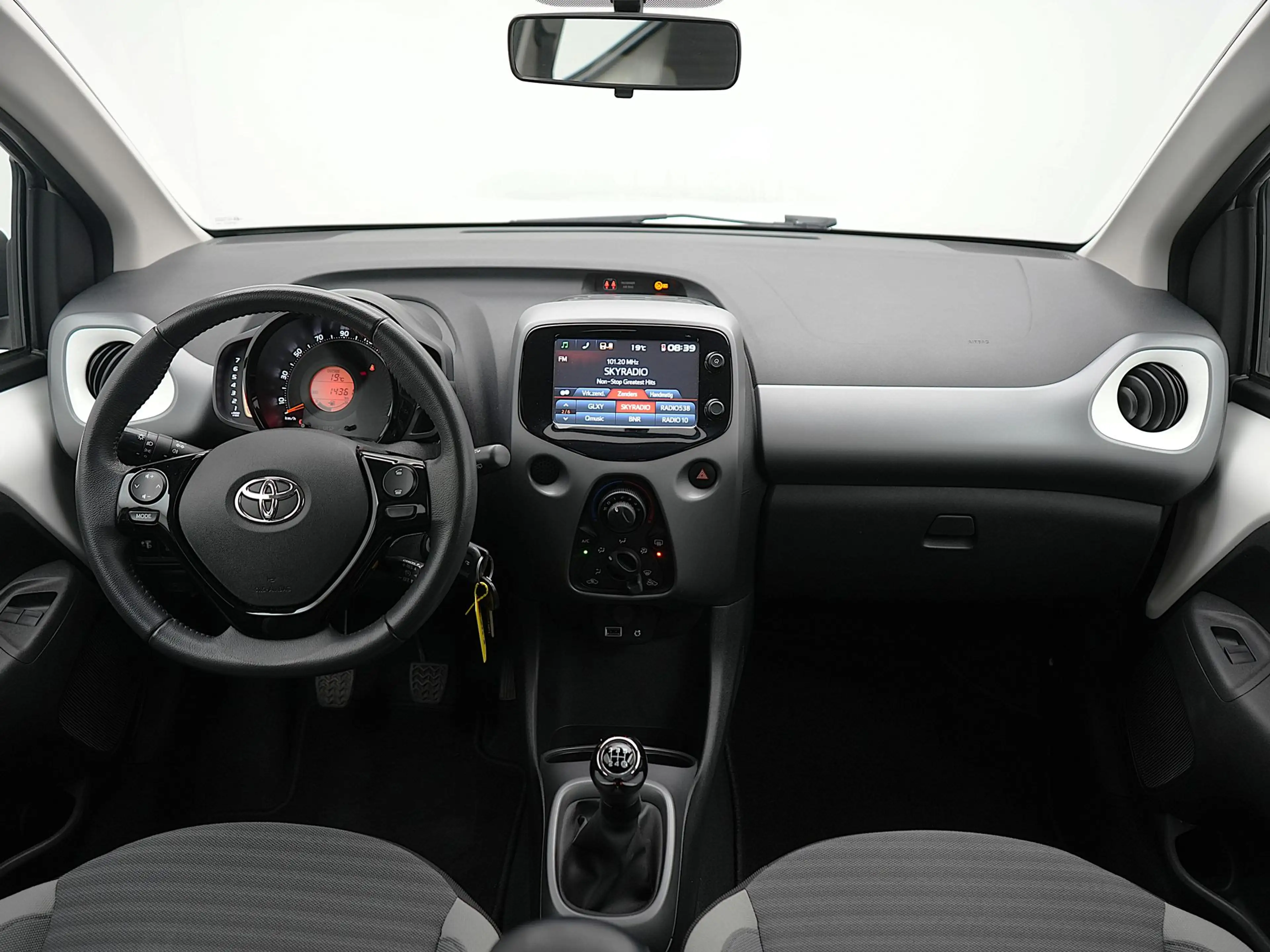 Toyota Aygo 1.0 VVT-i x-play — photo 26