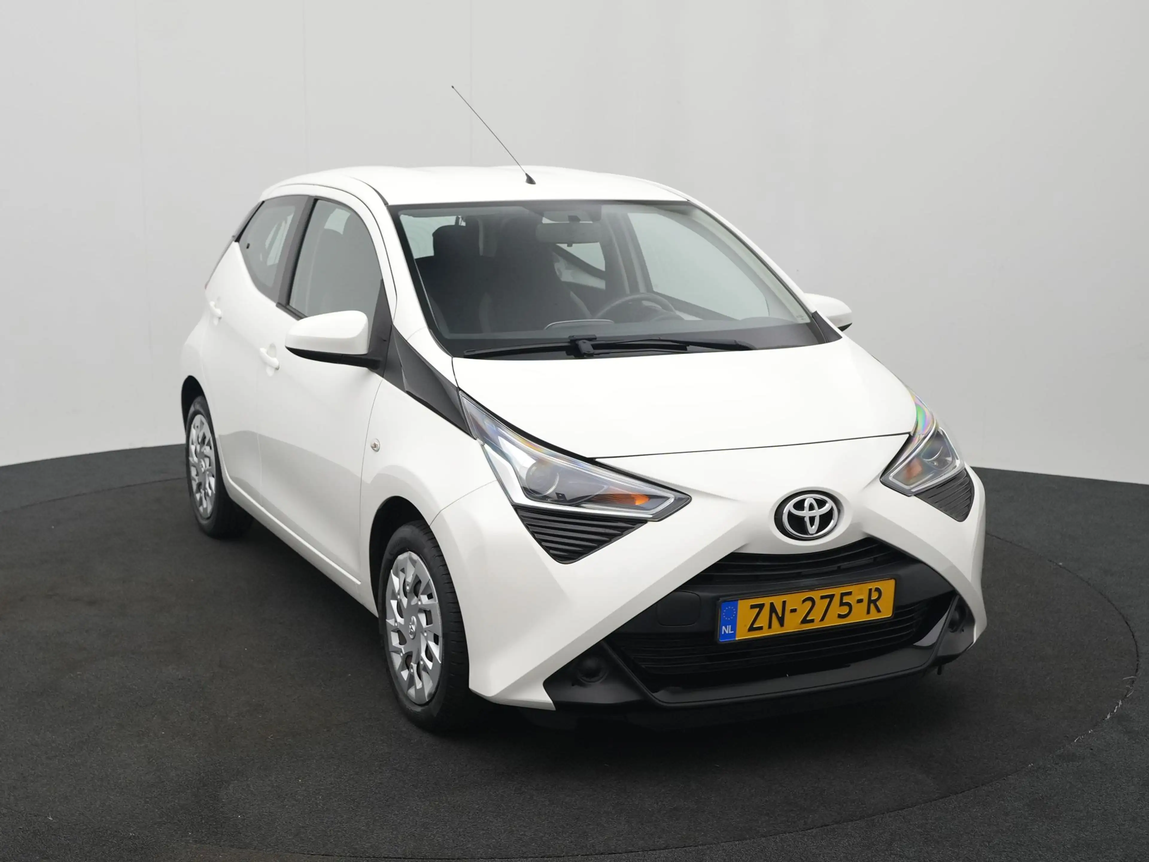 Toyota Aygo 1.0 VVT-i x-play — photo 22