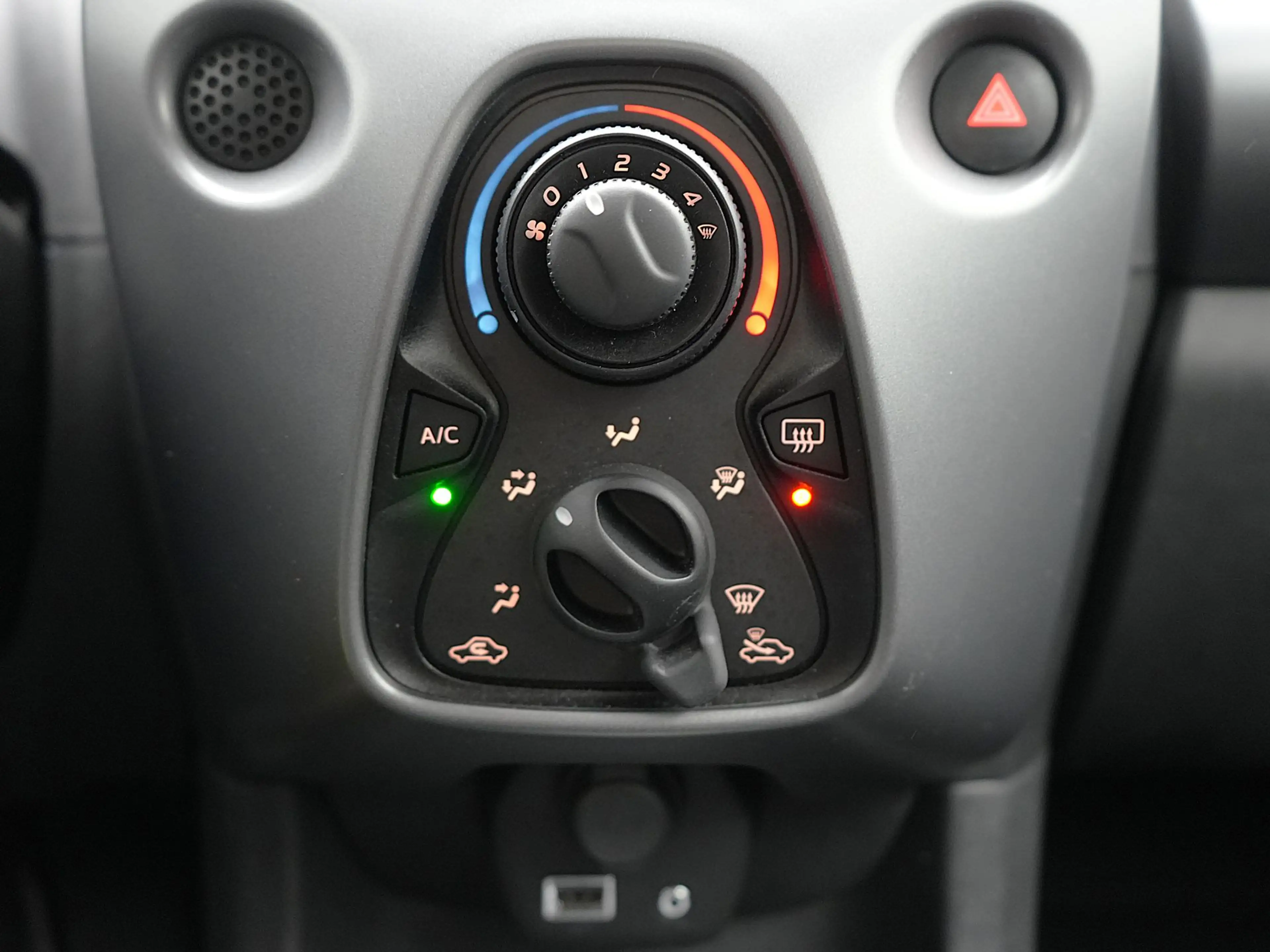 Toyota Aygo 1.0 VVT-i x-play — photo 37
