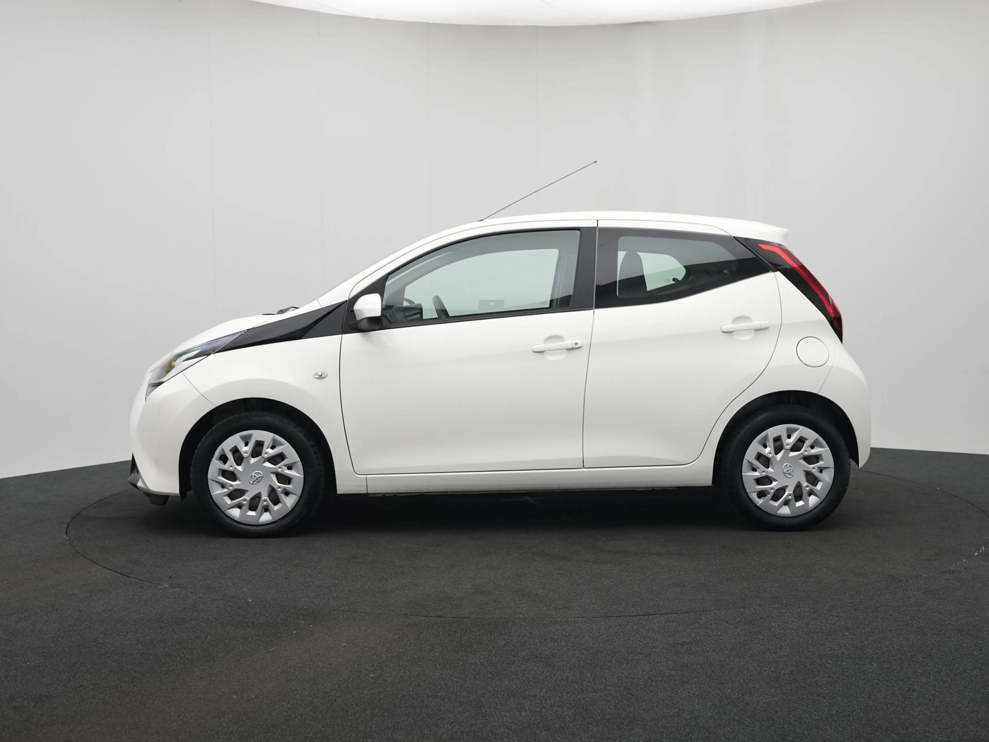 Toyota Aygo 1.0 VVT-i x-play — photo 3