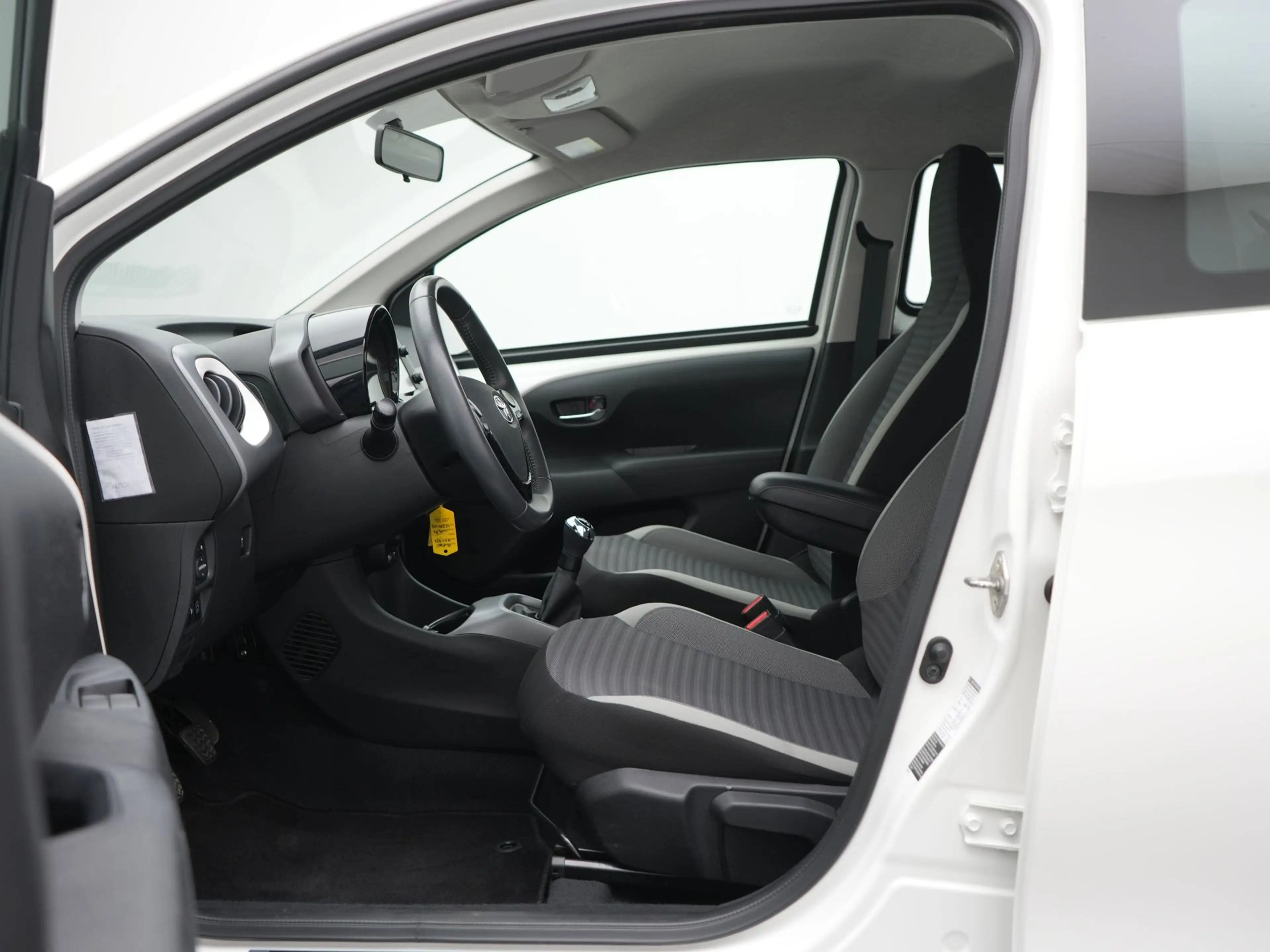 Toyota Aygo 1.0 VVT-i x-play — photo 7