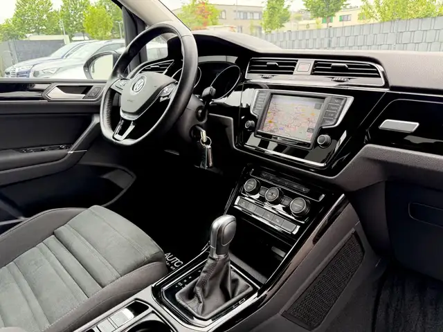 Volkswagen Touran view 10