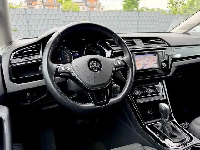 Volkswagen Touran view 8