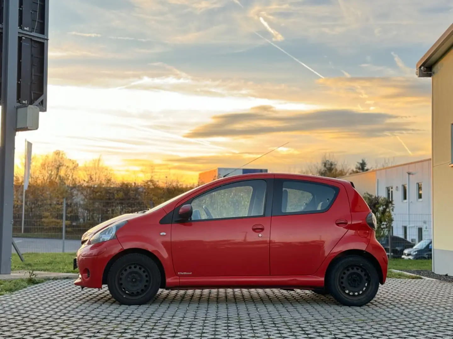 Toyota Aygo AYGO Cool*KLIMA*AUX*E-PAKET* Rot - 2
