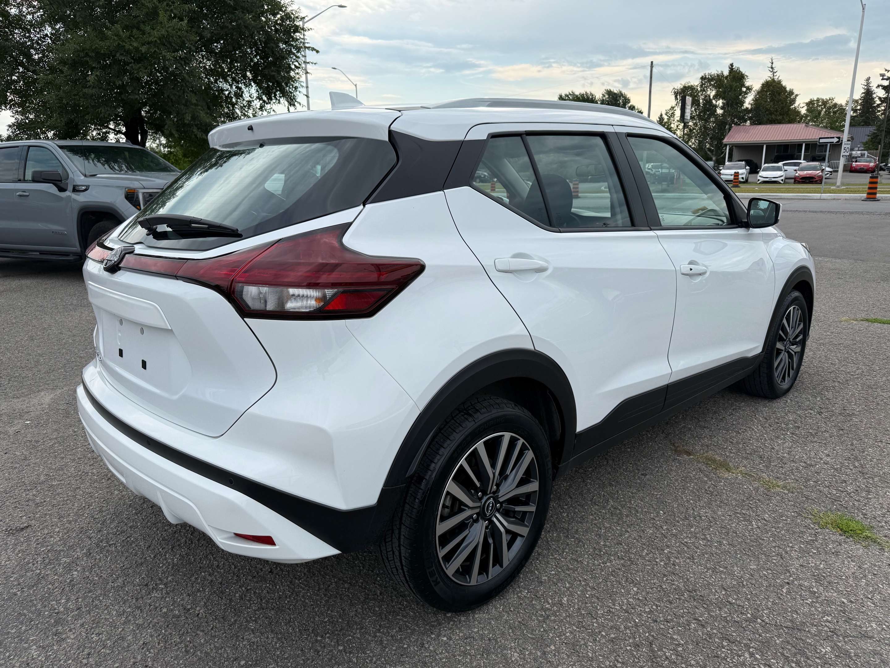 2025 Nissan Kicks SV Heated Steering and Seats! — снимка 1