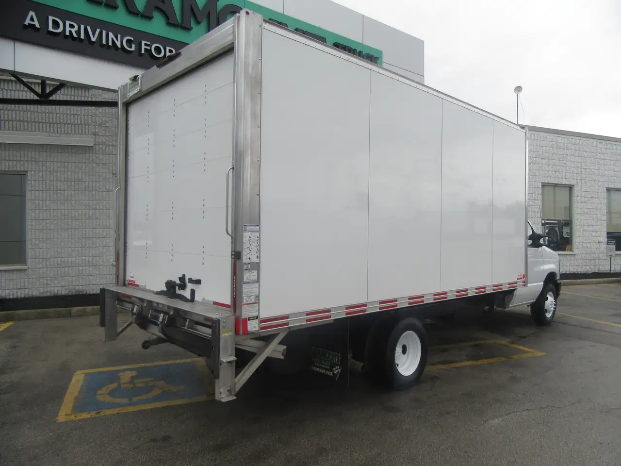 Ford E-450 Super Duty DRW снимка Ford E-450 Super Duty DRW