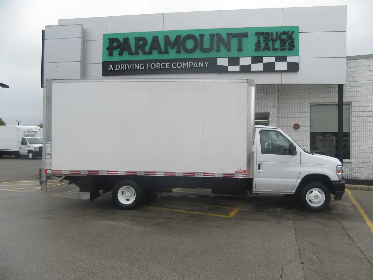 Ford E-450 Super Duty DRW снимка Ford E-450 Super Duty DRW