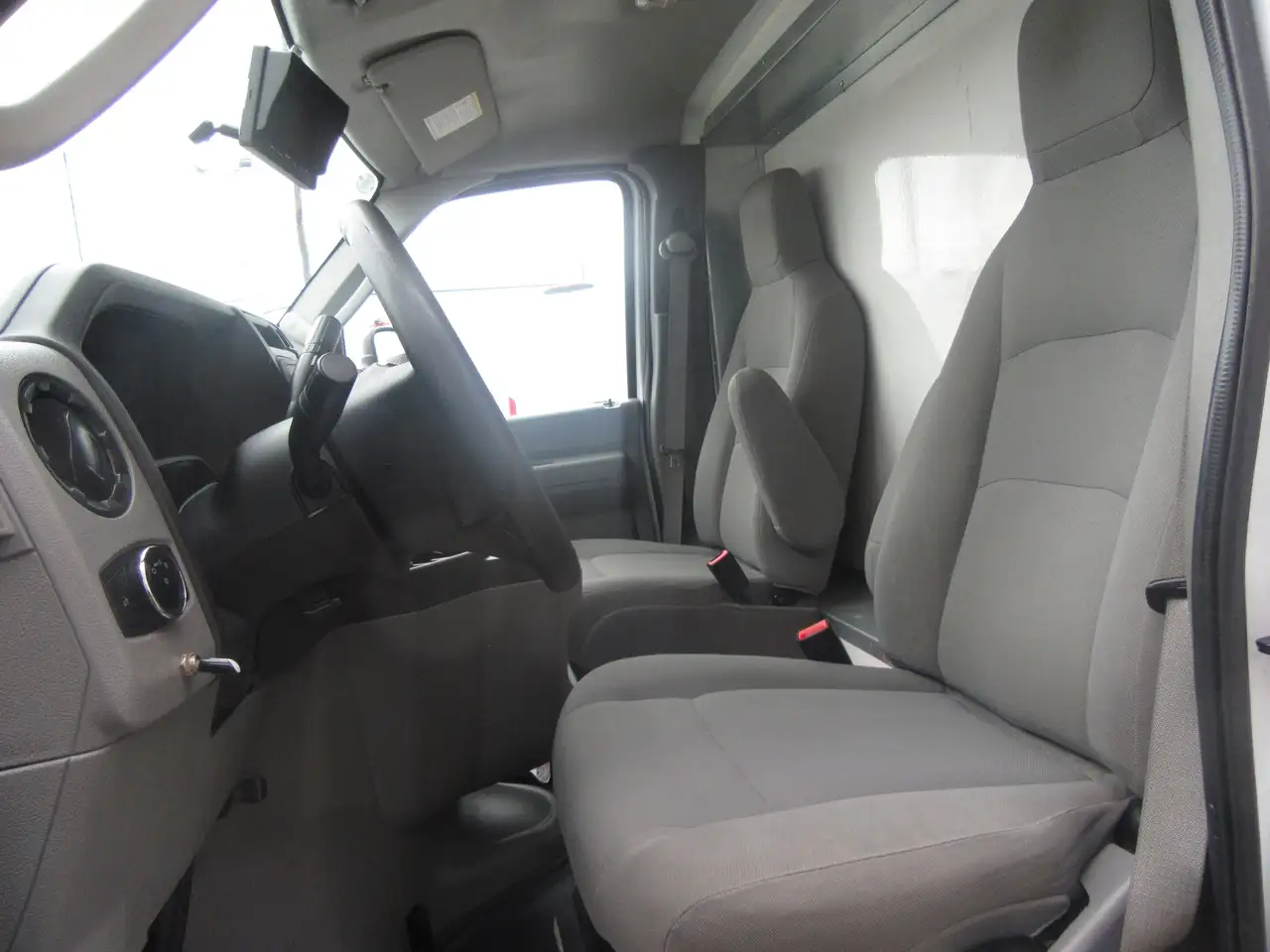 Ford E-450 Super Duty DRW снимка Ford E-450 Super Duty DRW