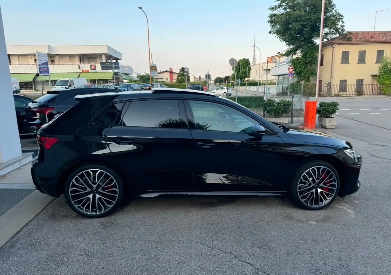 Audi S3 Sportback 2.0 tfsi   quattro *PACKAGE AKRAPOVIC* Чорний - 2