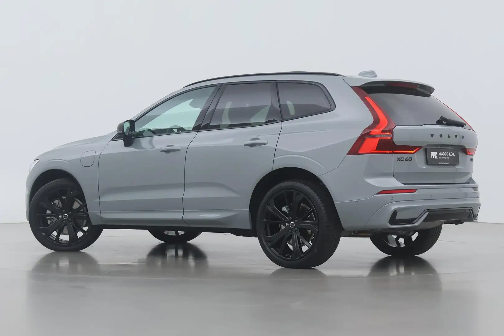 Volvo XC60 T6 Plug-in hybrid Plus Black Edition | FACELIFT | Grijs - 2